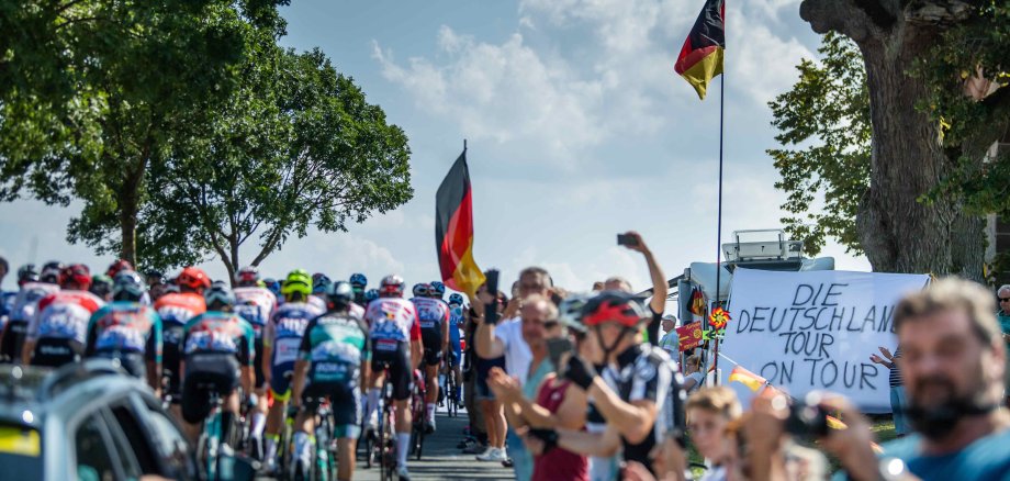 Die Deutschland Tour 2022 passiert den Vogelsbergkreis. Die Profifahrer legen auf der zweiten Etappe die Strecke Meiningen-Marburg zurück und hoffen auf Unterstützung an der Strecke. 