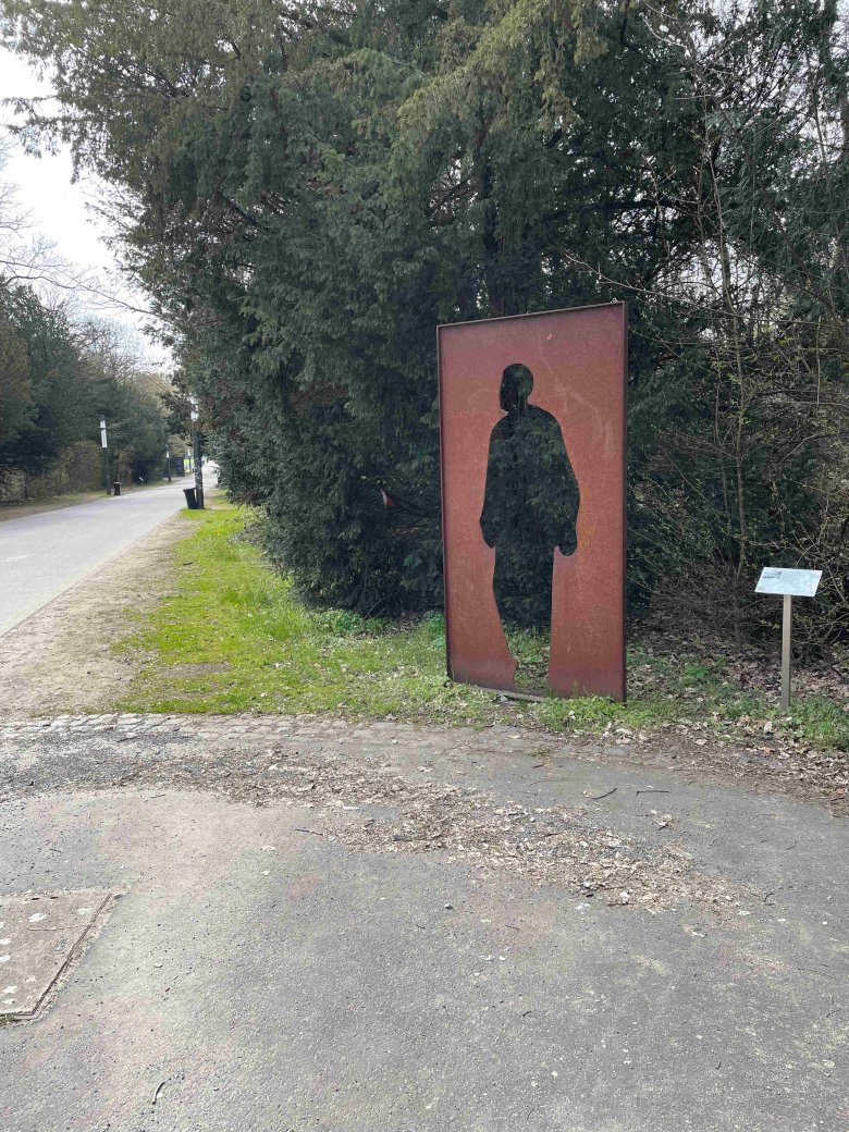 Das Mahnmal wurde 2014 feierlich eingeweiht und erinnert an das Leid Verfolgter, Vertriebener, Ermordeter und an die Opfer von Rassismus und Fremdenfeindlichkeit.