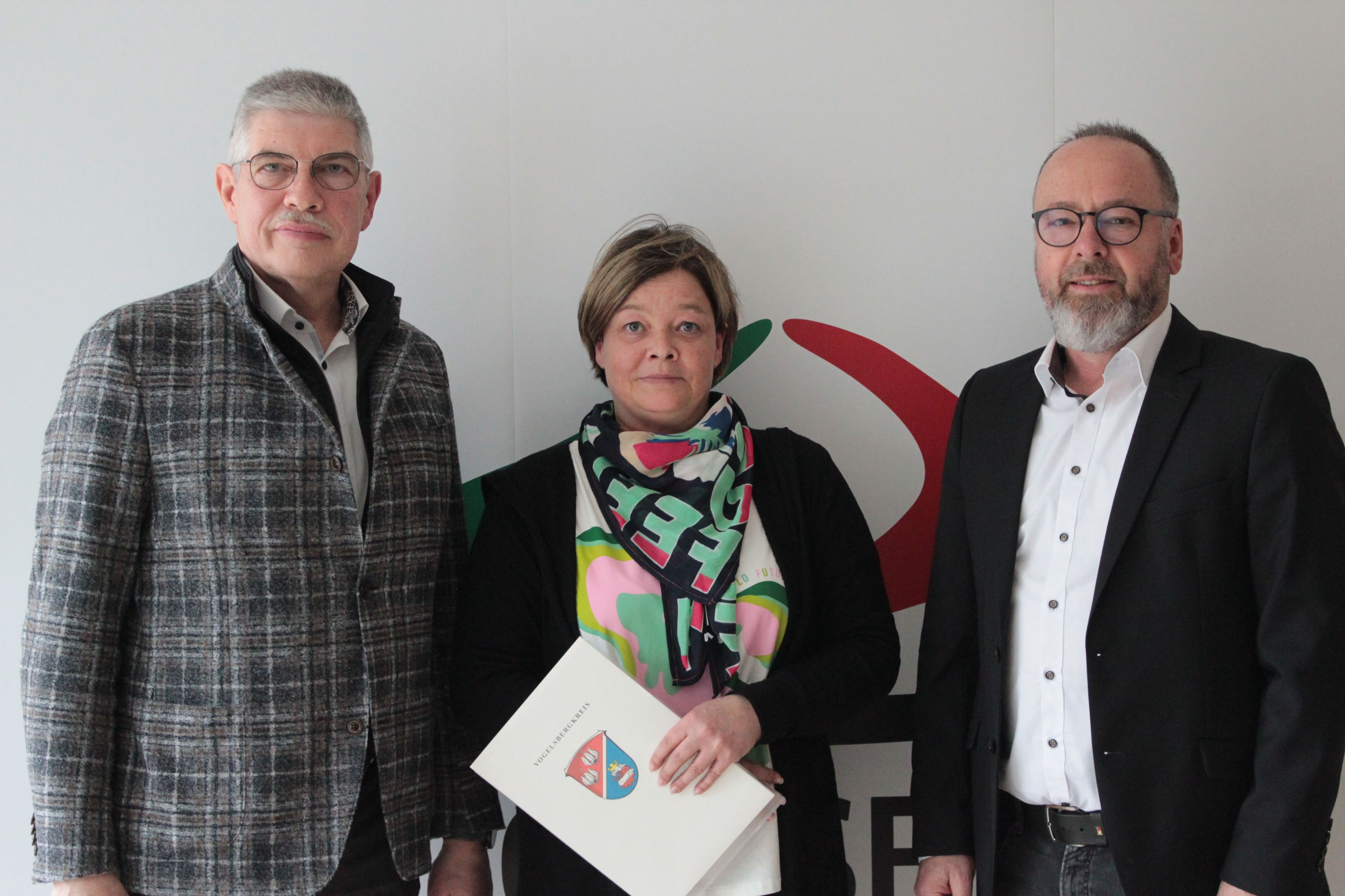 Landrat Manfred Görig und Amtsleiter Uwe Kraft gratulieren Liane Stumpf zum 25-jährigen Dienstjubiläum. 