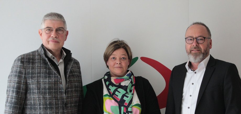 Landrat Manfred Görig und Amtsleiter Uwe Kraft gratulieren Liane Stumpf zum 25-jährigen Dienstjubiläum. 