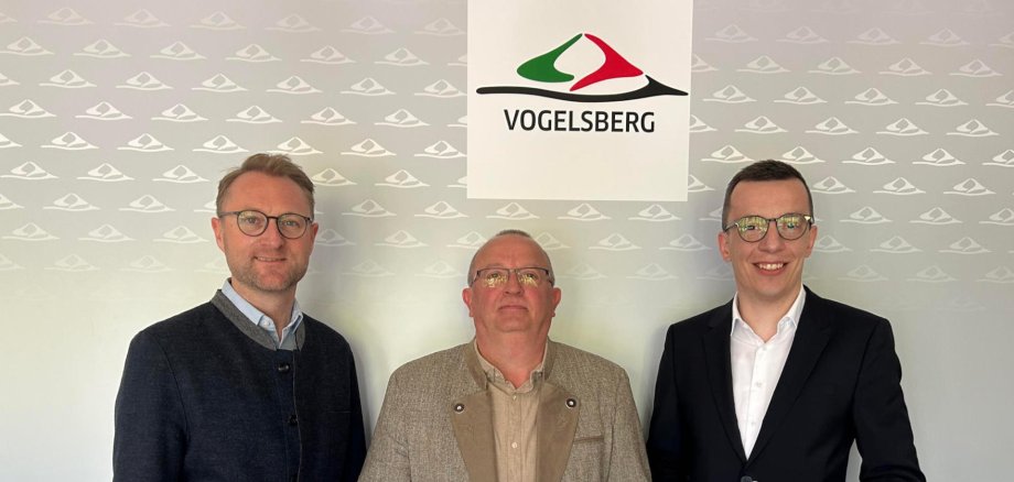 Landrat Dr. Jens Mischak (links) und Erster Kreisbeigeordneter Patrick Krug (rechts) gratulieren Klaus Weitzel zum 40-jährigen Dienstjubiläum. 