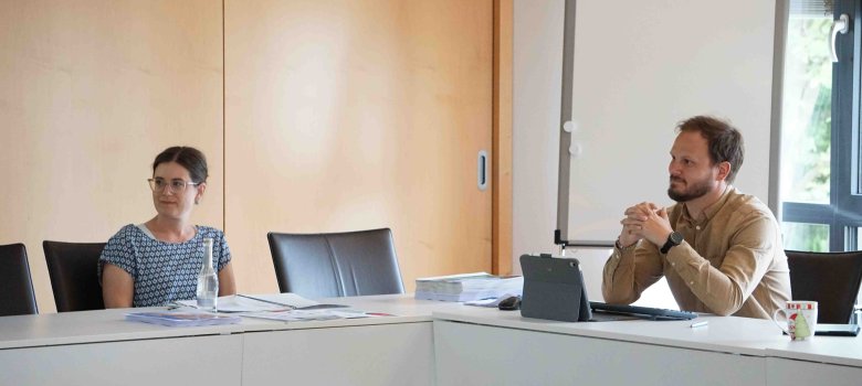 Informierten die Mitglieder des Seniorenbeirats zu den Themen Hitzewellen und Bewegungsförderung: Carina Diezemann von der Fachstelle medizinische Versorgung und Bewegungskoordinator Dominic Günther.