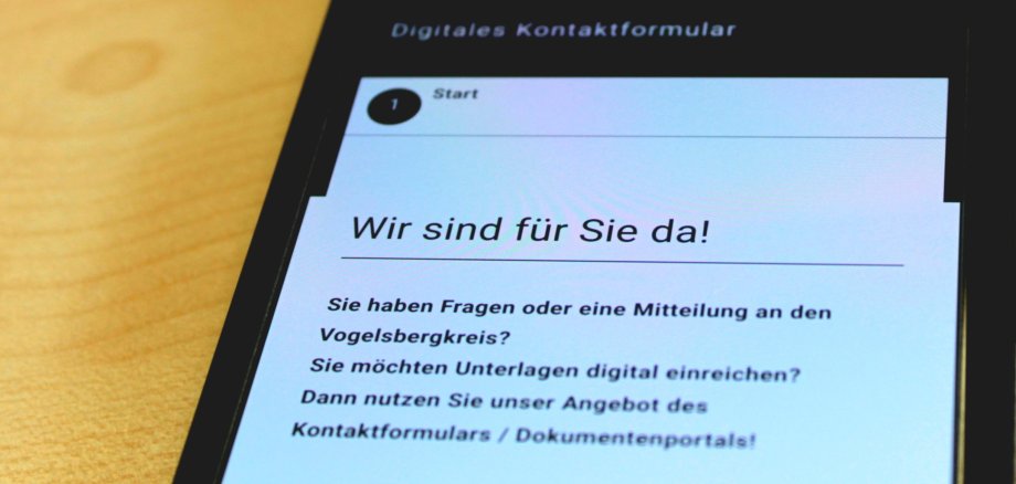 Symbolbild. Darauf ein Handy, das ein Kontaktportal anzeigt. Ob Smartphone oder PC – der „Digitale Briefkasten“ erlaubt es, Unterlagen digital bei der Kreisverwaltung einzureichen.