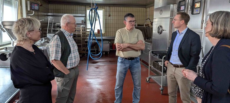 Landrat und Wirtschaftsdezernent Dr. Jens Mischak (Zweiter von rechts), besucht gemeinsam mit Andrea Ortstadt (von rechts), Wirtschaftsförderung des Vogelsbergkreises, die Dorfmetzgerei Krug in Brauerschwend. Kai Döring, Metzgermeister und Inhaber der Dorfmetzgerei Krug, Vater Volker Döring und Ehefrau Aneta Döring, die im Betrieb mitarbeiten, stellen den Familienbetrieb vor.
