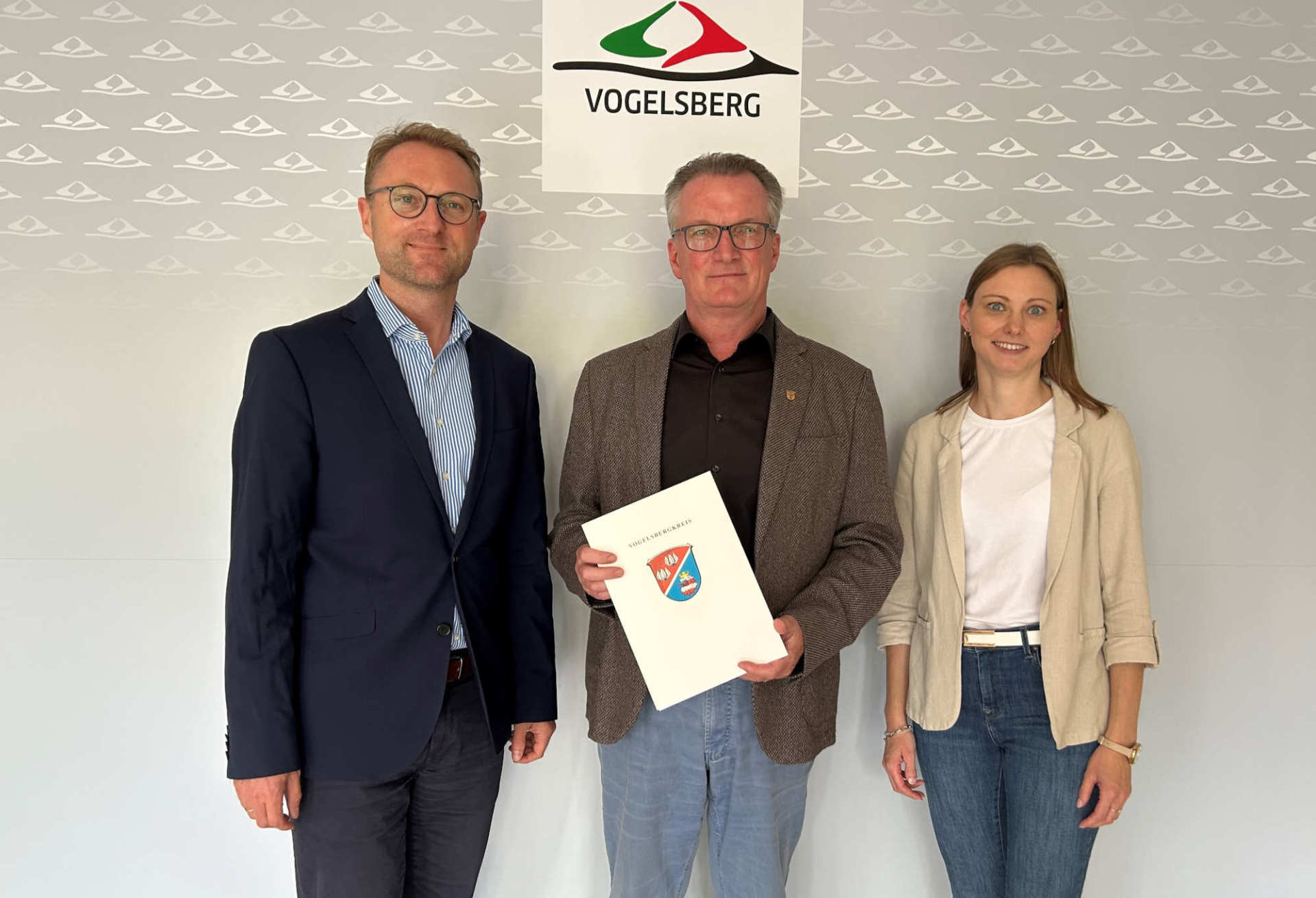 Die Gemeinde Mücke strebt die Aufnahme als Förderschwerpunkt in das hessische Dorfentwicklungsprogramm im Jahr 2026 an. Zuvor muss ein kommunales Entwicklungskonzept erstellt werden, für diesen ersten Schritt überreichten jetzt Landrat Dr. Jens Mischak und Jana Brittner, die Leiterin des Sachgebiets Dorf- und Regionalentwicklung, einen Zuwendungsbescheid.