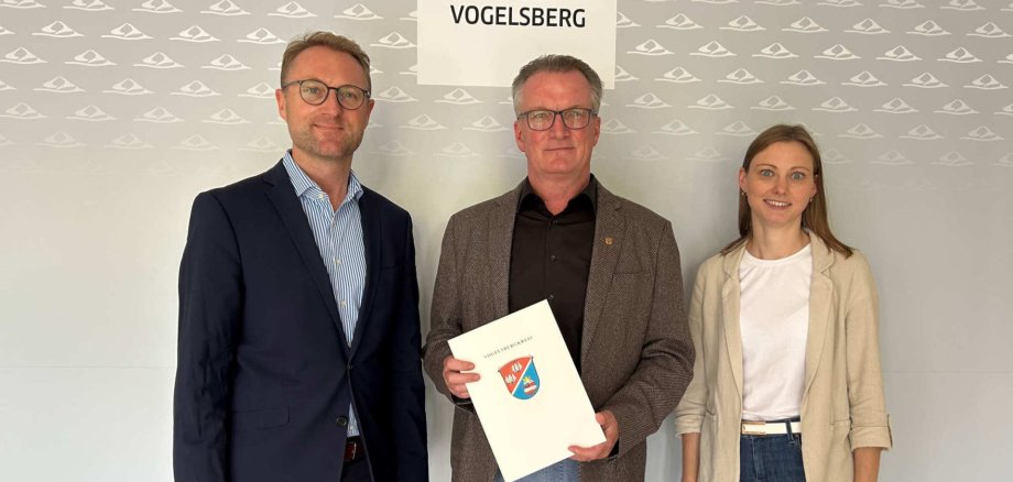 Die Gemeinde Mücke strebt die Aufnahme als Förderschwerpunkt in das hessische Dorfentwicklungsprogramm im Jahr 2026 an. Zuvor muss ein kommunales Entwicklungskonzept erstellt werden, für diesen ersten Schritt überreichten jetzt Landrat Dr. Jens Mischak und Jana Brittner, die Leiterin des Sachgebiets Dorf- und Regionalentwicklung, einen Zuwendungsbescheid.