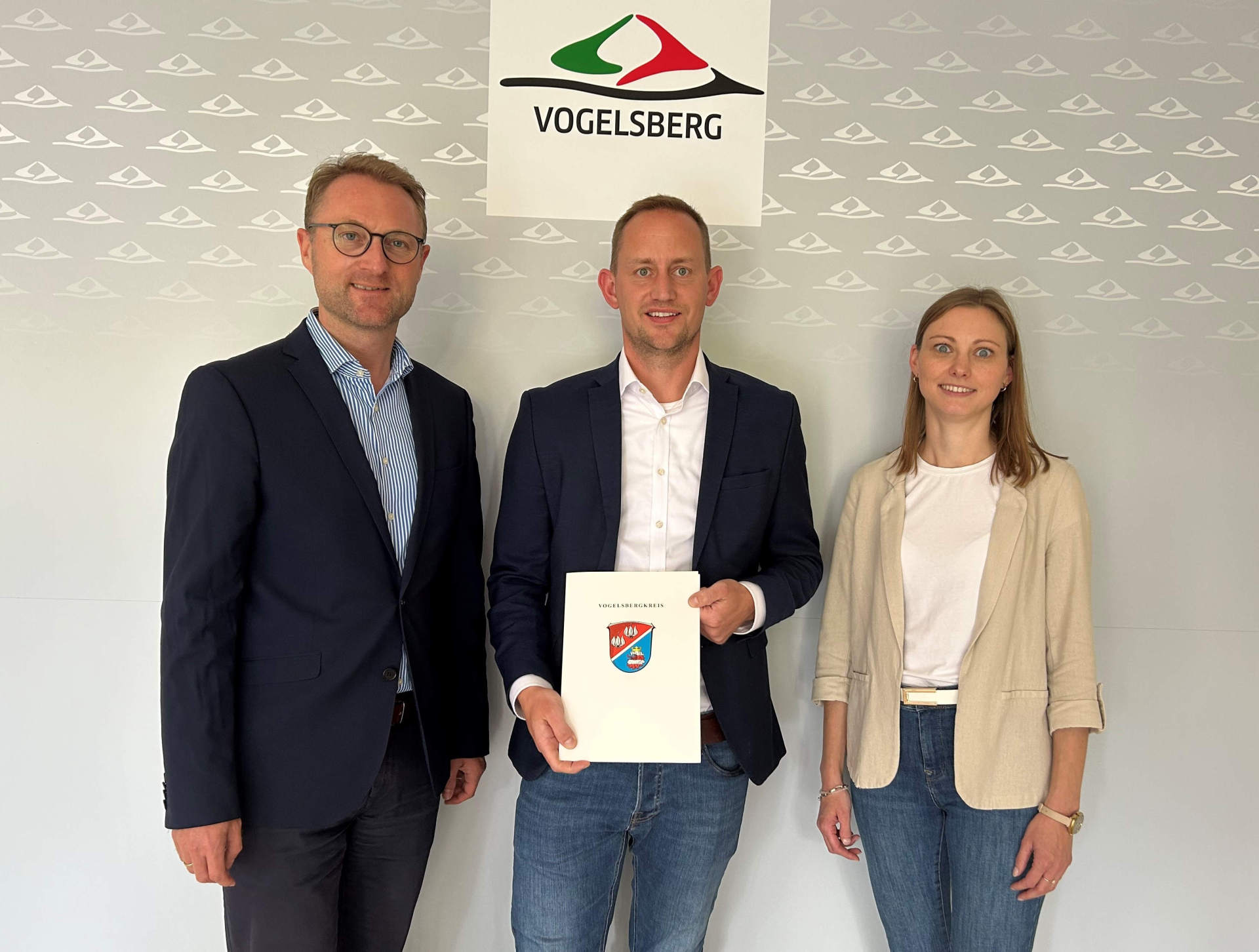 Landrat Dr. Jens Mischak überreicht gemeinsam mit Jana Brittner, der Leiterin der Dorf- und Regionalentwicklung, dem Feldataler Bürgermeister Leopold Bach (Mitte) die Förderbescheide im Landratsamt in Lauterbach. 