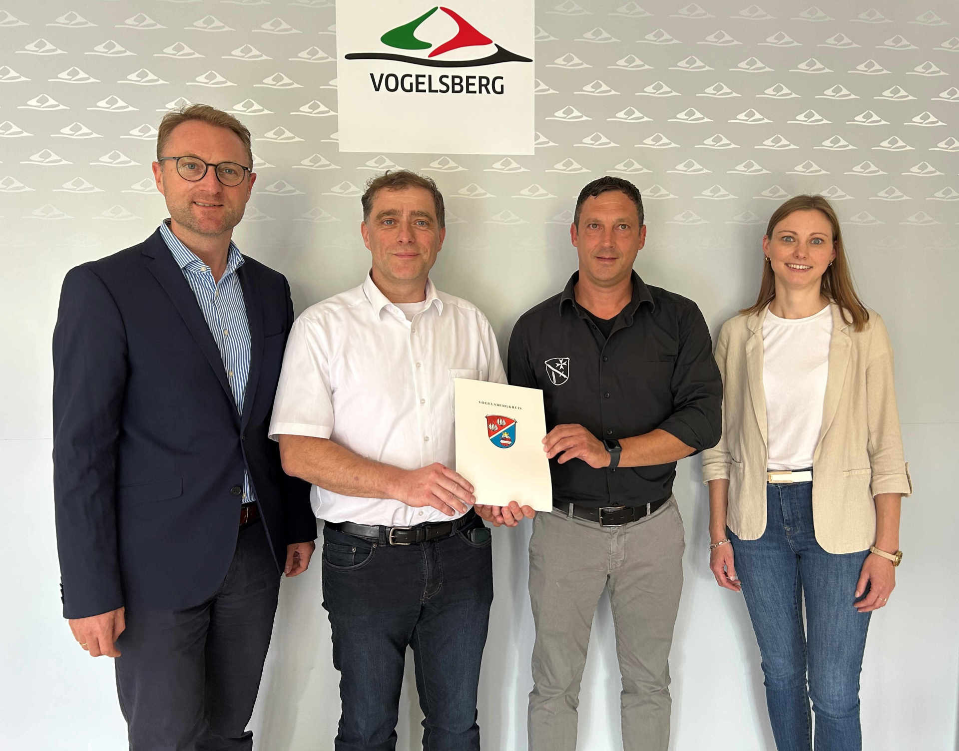 Da freuen sich Bürgermeister Lars Wicke (Zweiter von links) und Ortsvorsteher Lars Habermann (Zweiter von rechts): Das Dorfgemeinschaftshaus in Udenhausen kann saniert werden, aus der Dorferneuerung gibt es einen Zuschuss von 120.000 Euro. Landrat Dr. Jens Mischak und Jana Brittner, die Leiterin des Sachgebiets Dorf- und Regionalentwicklung, übergeben den Bewilligungsbescheid.