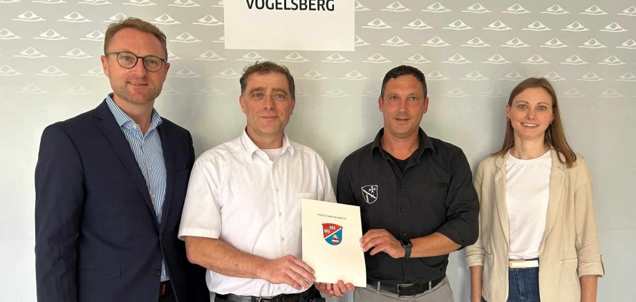 Da freuen sich Bürgermeister Lars Wicke (Zweiter von links) und Ortsvorsteher Lars Habermann (Zweiter von rechts): Das Dorfgemeinschaftshaus in Udenhausen kann saniert werden, aus der Dorferneuerung gibt es einen Zuschuss von 120.000 Euro. Landrat Dr. Jens Mischak und Jana Brittner, die Leiterin des Sachgebiets Dorf- und Regionalentwicklung, übergeben den Bewilligungsbescheid.