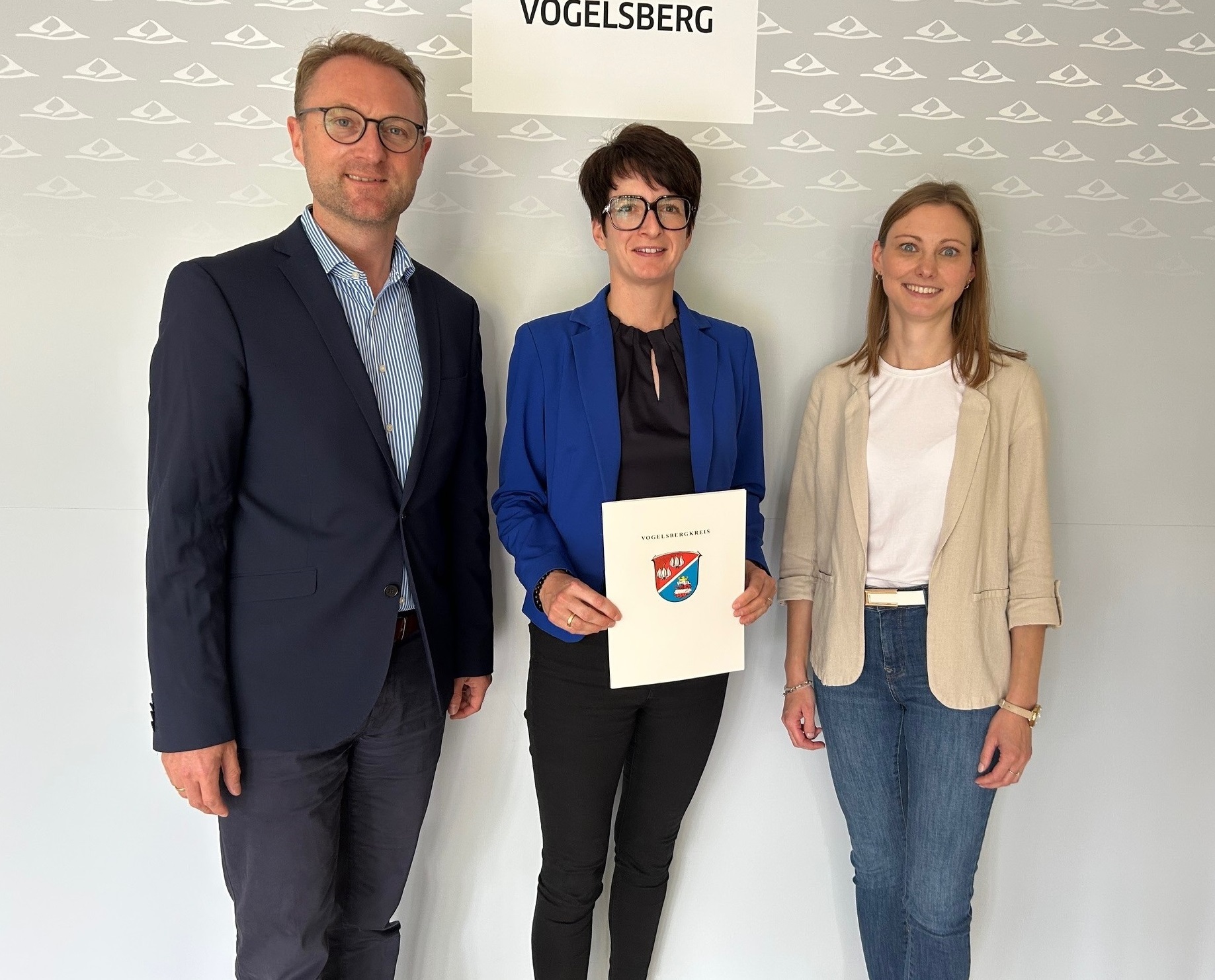 Landrat Dr. Jens Mischak konnte jetzt gemeinsam mit der Leiterin des Sachgebietes Dorf- und Regionalentwicklung, Jana Brittner, der Homberger Bürgermeisterin Simke Ried (Mitte) einen entsprechenden Zuwendungsbescheid übergeben.
