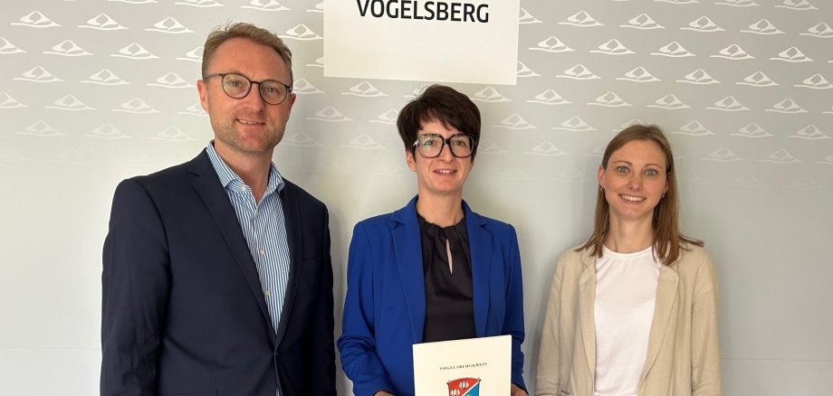 Landrat Dr. Jens Mischak konnte jetzt gemeinsam mit der Leiterin des Sachgebietes Dorf- und Regionalentwicklung, Jana Brittner, der Homberger Bürgermeisterin Simke Ried (Mitte) einen entsprechenden Zuwendungsbescheid übergeben.