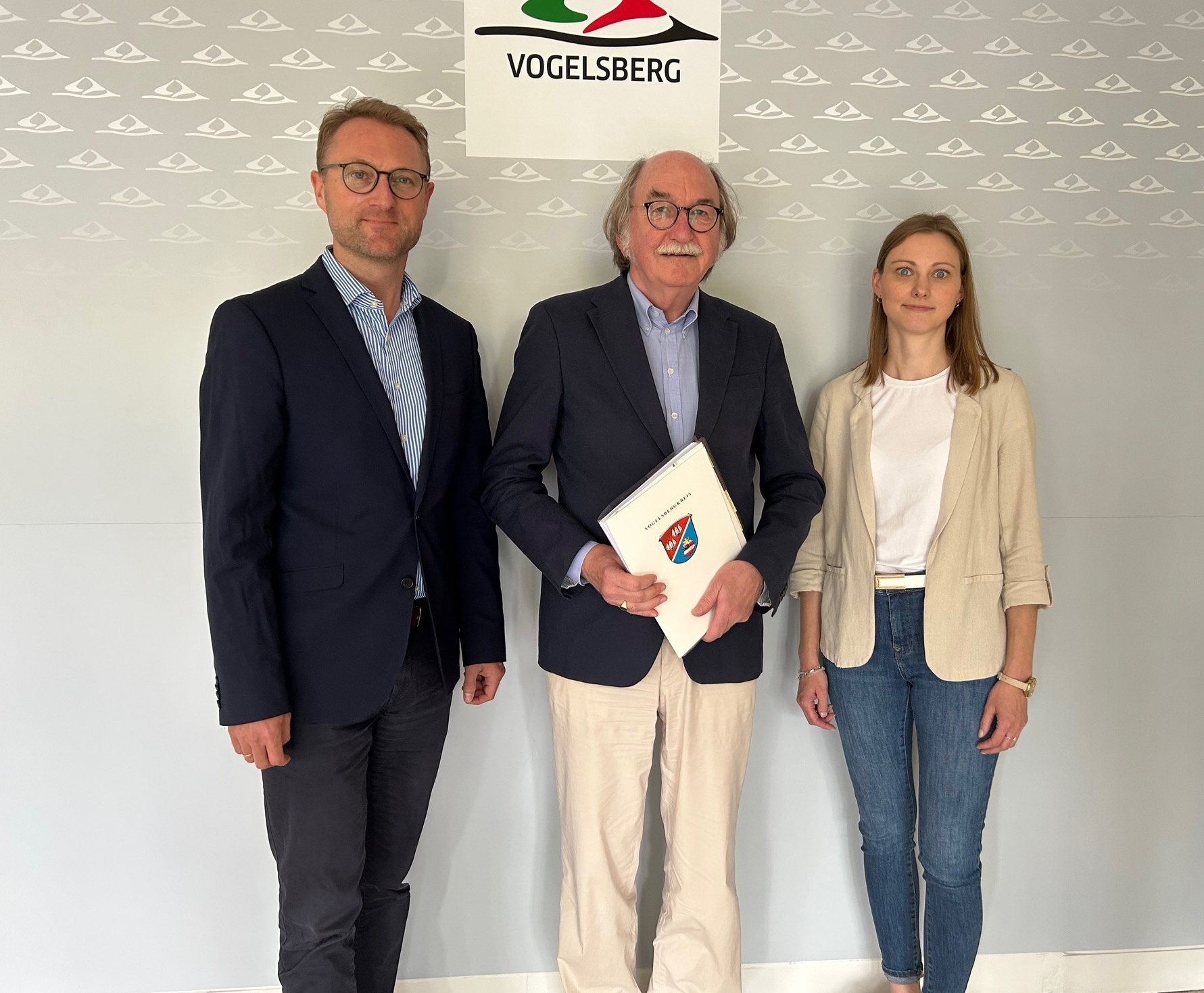 Landrat Dr. Jens Mischak und Jana Brittner, die Leiterin des Sachgebiets Dorf- und Regionalentwicklung, überreichen Lauterbachs Bürgermeister Rainer-Hans Vollmöller die Förderbescheide.