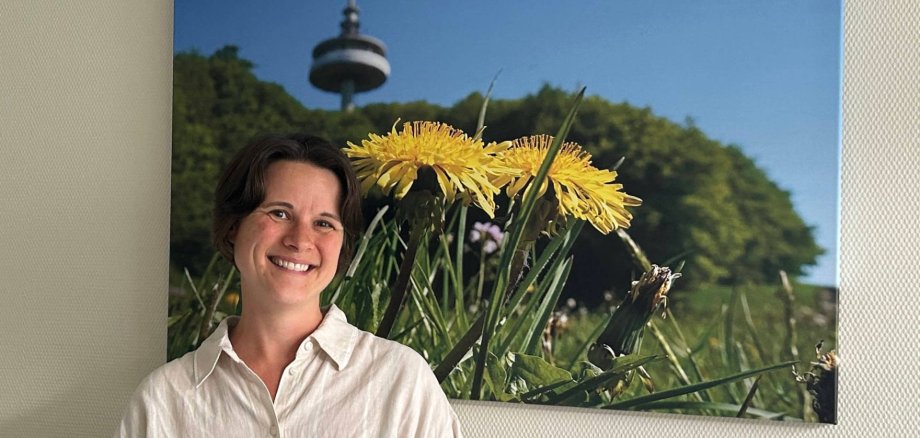 Hat den Vogelsberg tatsächlich immer fest im Blick: Dr. Dorothee Hofmann leitet seit gut einem halben Jahr das Vogelsberger Gesundheitsamt, beim Spaziergang auf dem Hoherodskopf hat sie das Foto geschossen, das seitdem in ihrem Büro hängt.