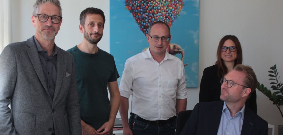 Dr. Jens Mischak begrüßt gemeinsam mit Ulf Werner, Astrid Heumüller und Sebastian Stang den neuen Mediziner am MVZ. Dr. Bornholdt ist ab sofort in Freiensteinau tätig.