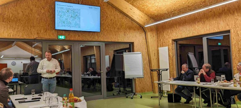 Dr. Sebastian Losacker, Institut für Geographie, Bereich Wirtschaftsgeographie an der Justus-Liebig-Universität Gießen, ist Leiter des Projekts „Sozio-technische Transformationsprozesse für einen nachhaltigen Bausektor in der Bioökonomie: Regionale Leitmärkte und globale Innovationssysteme – TRABBI“ an der Gießener Uni.