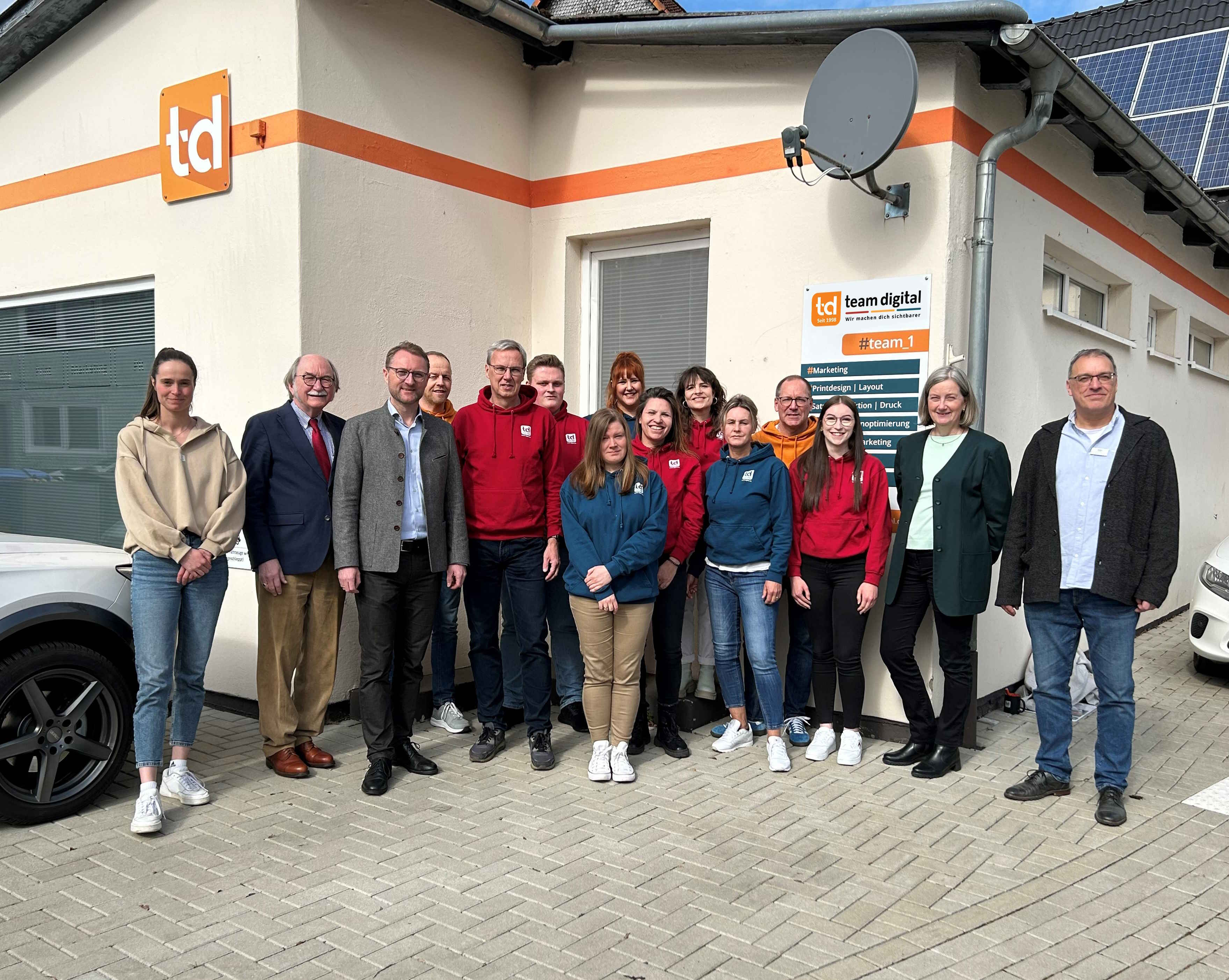 Landrat Dr. Jens Mischak (Dritter von links) mit „team digital“-Geschäftsführer Thorsten Kahabka (Fünfter von links) beim Besuch der Marketing-Agentur in Frischborn. Mit dabei waren auch Lauterbachs Bürgermeister Rainer-Hans Vollmöller (Zweiter von links) sowie Andrea Ortstadt von der Wirtschaftsförderung des Vogelsbergkreises und Jens Pietsch von der KVA Vogelsbergkreis – Kommunales Jobcenter (Zweite und Erster von rechts).
