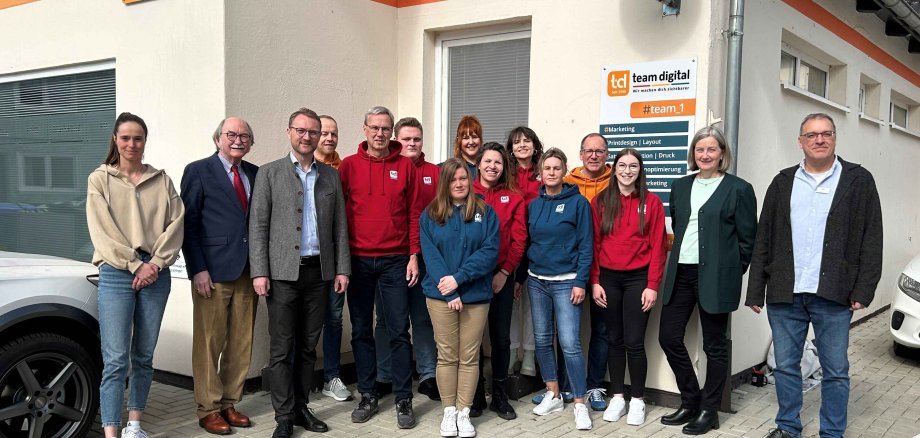 Landrat Dr. Jens Mischak (Dritter von links) mit „team digital“-Geschäftsführer Thorsten Kahabka (Fünfter von links) beim Besuch der Marketing-Agentur in Frischborn. Mit dabei waren auch Lauterbachs Bürgermeister Rainer-Hans Vollmöller (Zweiter von links) sowie Andrea Ortstadt von der Wirtschaftsförderung des Vogelsbergkreises und Jens Pietsch von der KVA Vogelsbergkreis – Kommunales Jobcenter (Zweite und Erster von rechts).