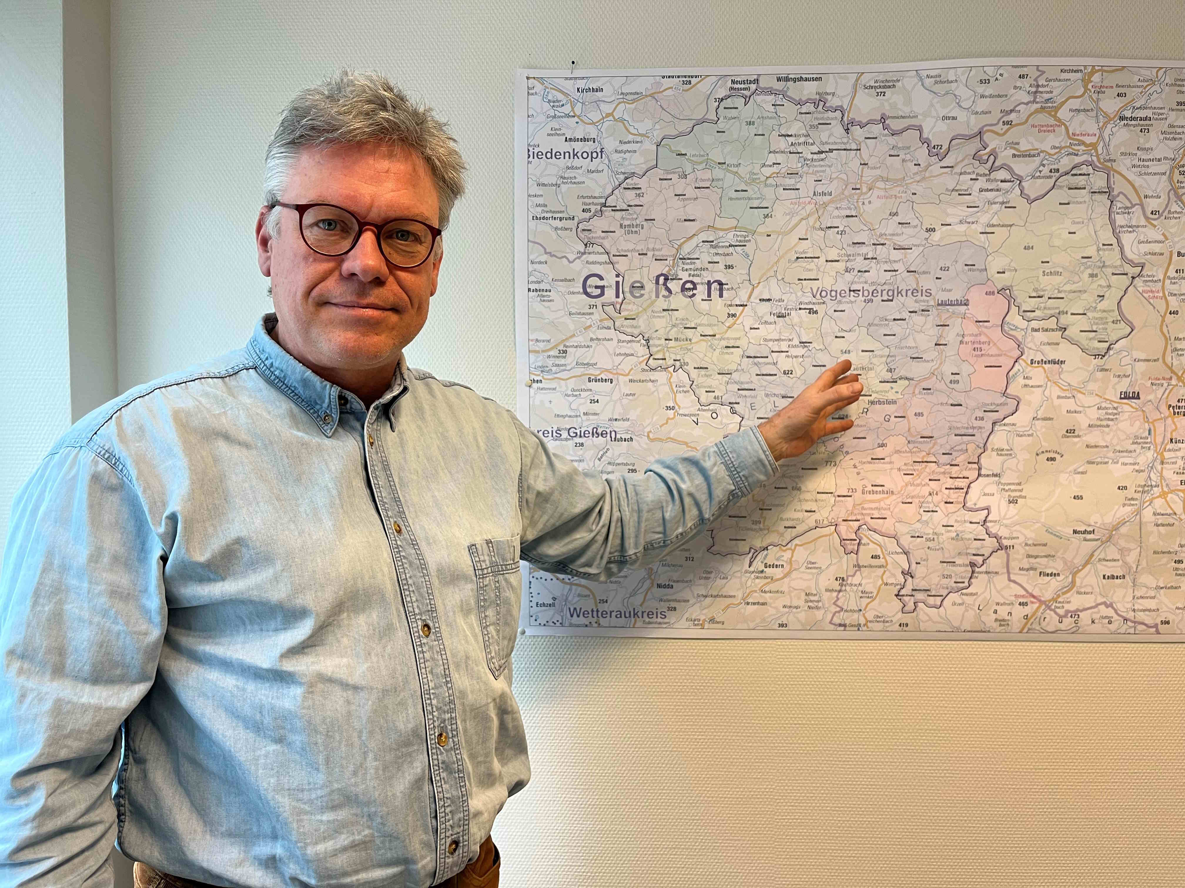 Im Gesundheitsamt des Vogelsbergkreises geht es vor allem um die Gesundheit der Bevölkerung. Dr. Dr. Rüdiger Rau, stellvertretender Leiter des Gesundheitsamts, hat daher den gesamten Vogelsbergkreis im Blick.