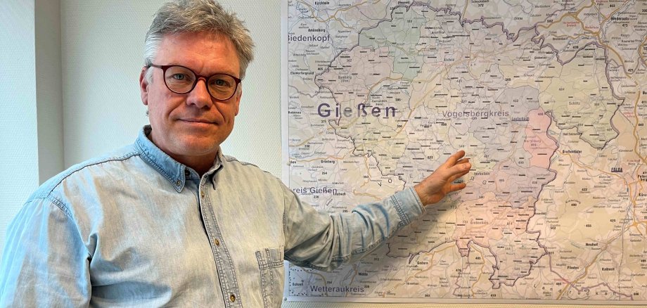 Im Gesundheitsamt des Vogelsbergkreises geht es vor allem um die Gesundheit der Bevölkerung. Dr. Dr. Rüdiger Rau, stellvertretender Leiter des Gesundheitsamts, hat daher den gesamten Vogelsbergkreis im Blick.