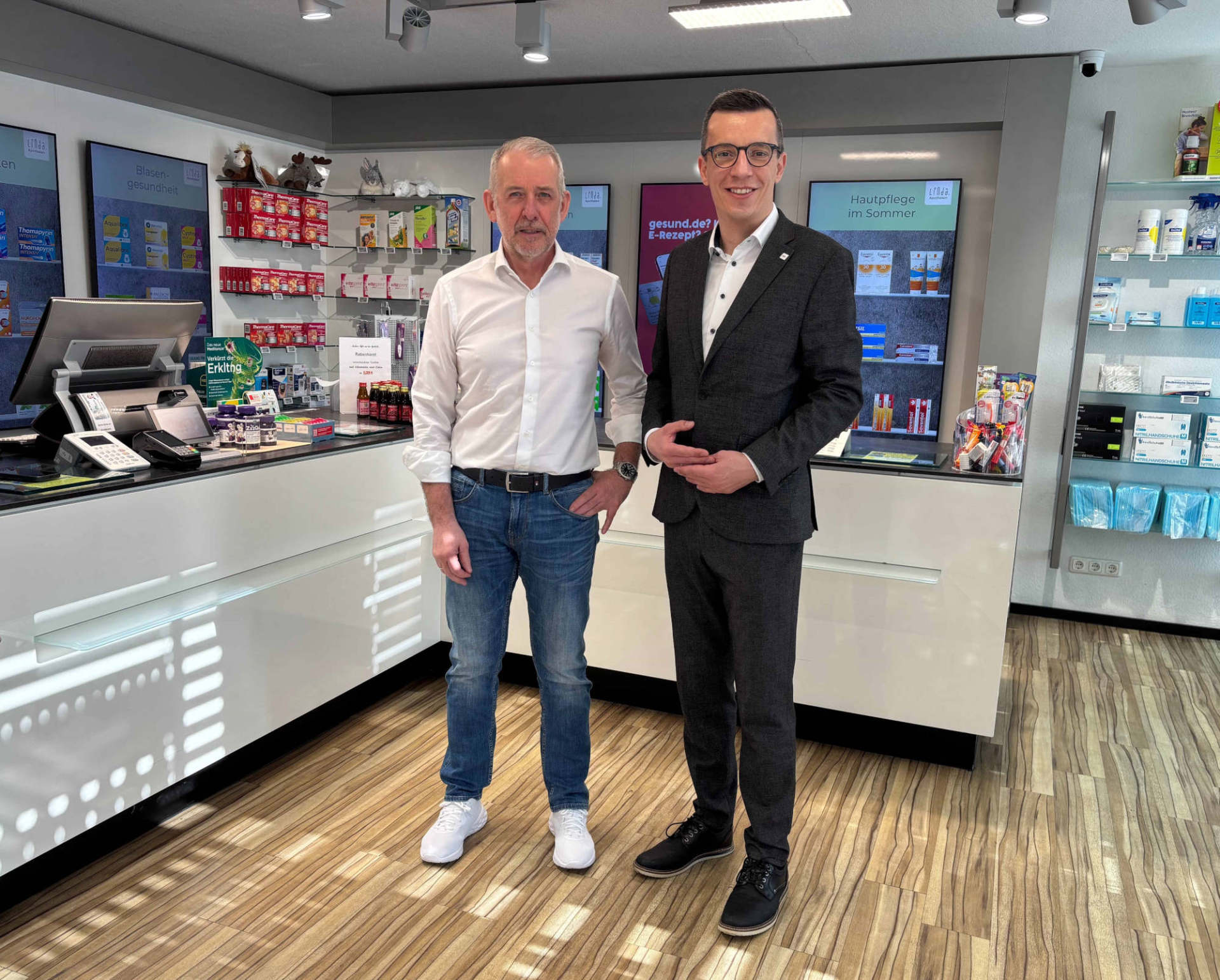Konstruktiver Austausch zur Zukunft der Apotheken im Vogelsbergkreis: Erster Kreisbeigeordneter Patrick Krug zu Gast in einer Apotheke von Dr. Christian Gerninghaus (von rechts).