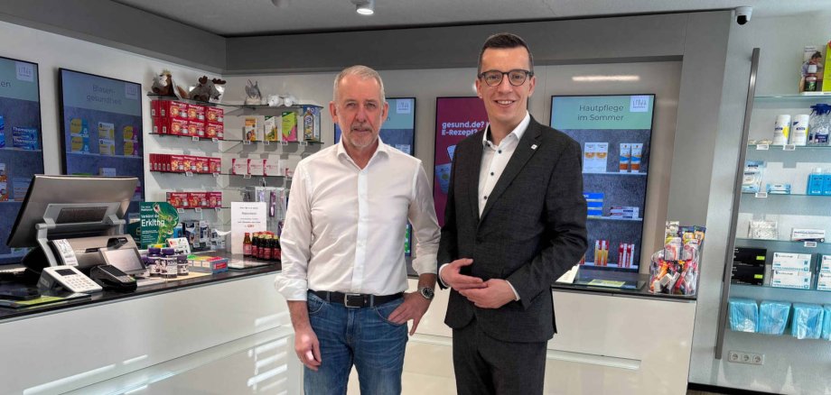 Konstruktiver Austausch zur Zukunft der Apotheken im Vogelsbergkreis: Erster Kreisbeigeordneter Patrick Krug zu Gast in einer Apotheke von Dr. Christian Gerninghaus (von rechts).