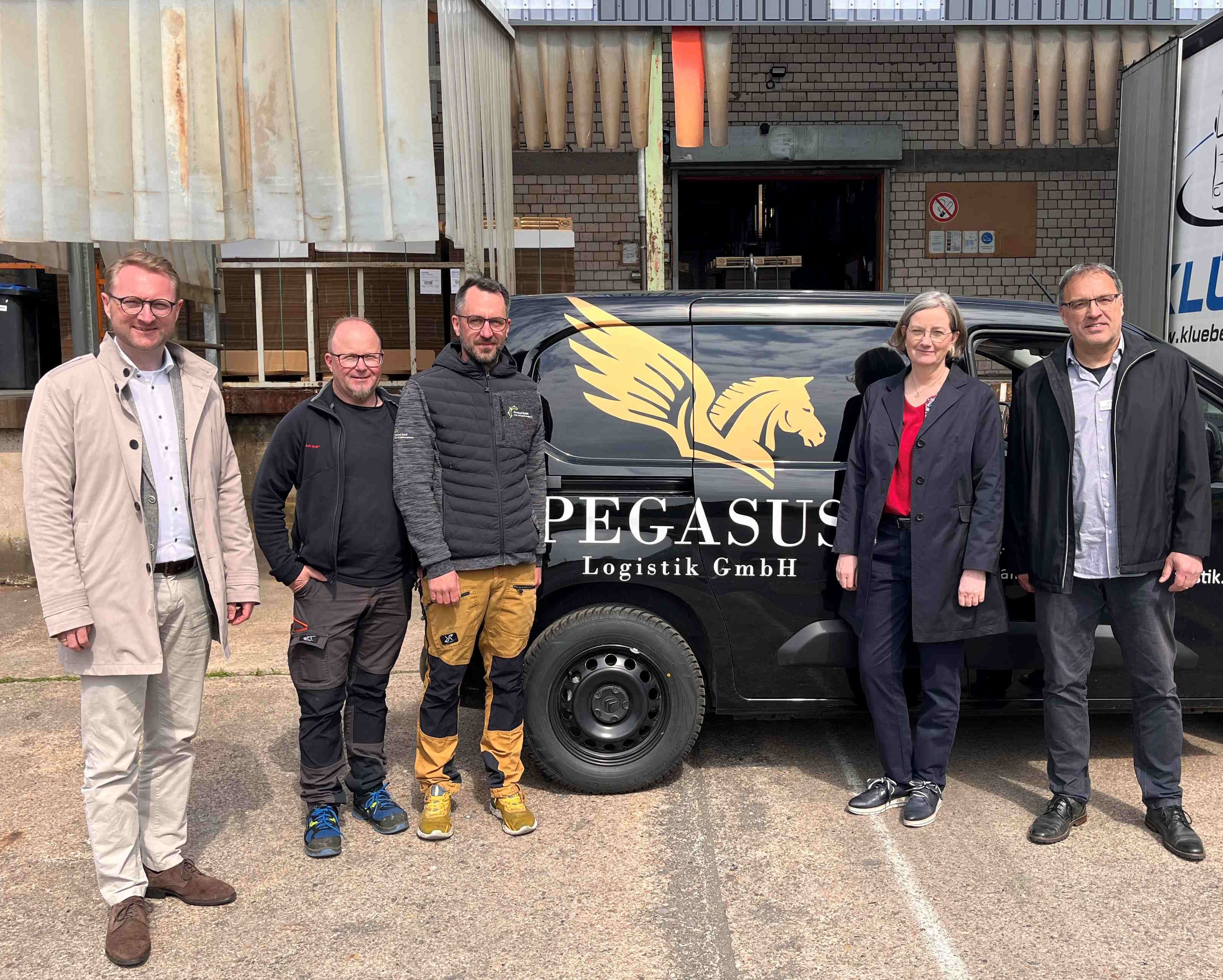 Erster Kreisbeigeordneter Dr. Jens Mischak (links) besuchte gemeinsam mit Andrea Ortstadt von der Wirtschaftsförderung des Vogelsbergkreises sowie Jens Pietsch von der KVA Vogelsbergkreis – Kommunales Jobcenter (rechts) die Pegasus Logistik GmbH, das junge Unternehmen von Markus Herbert und Andre Heil (Zweiter und Dritter von links). 