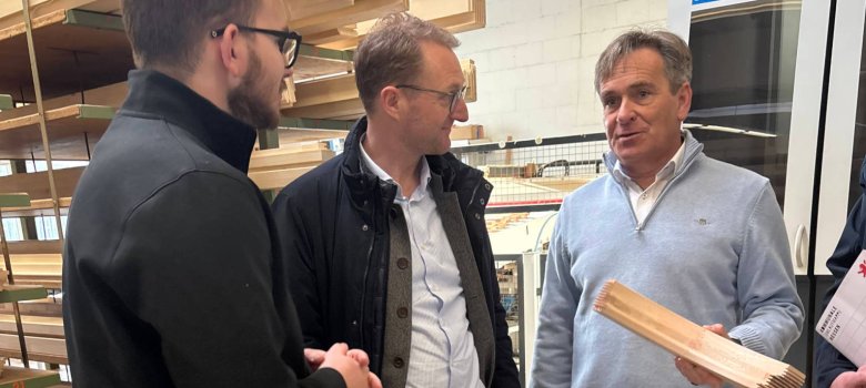 Gerade im Denkmalschutzbereich warten viele Herausforderungen an den Fensterbau. Reiner (rechts) und Fabian Dräger (links) erläutern Landrat und Wirtschaftsdezernent Dr. Jens Mischak die Besonderheiten.