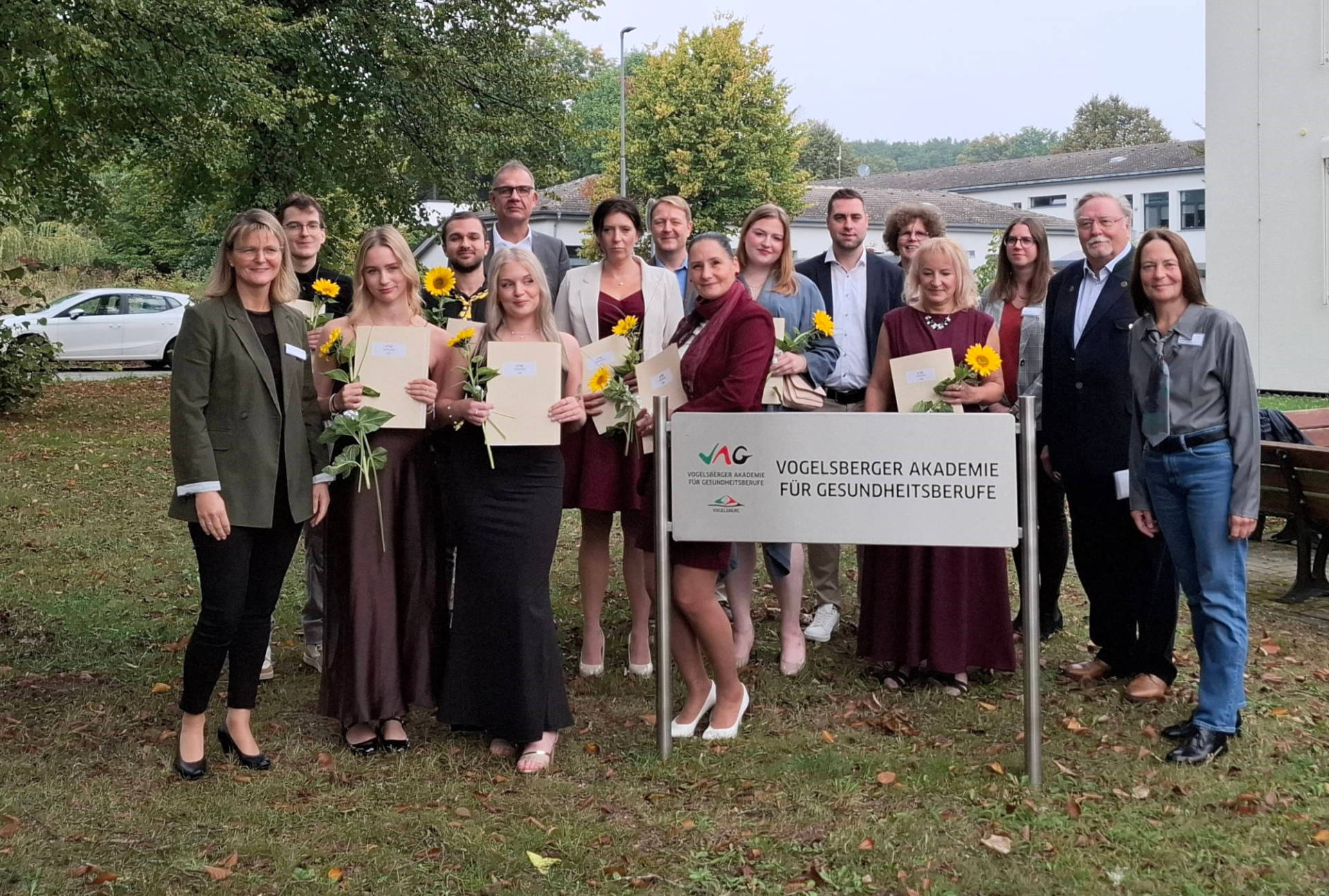 Nach dreijähriger Ausbildung das Examen in der Tasche: Unser Foto zeigt (von links) Schulleiterin Karen Heipel, Mike Großhable, Larissa Sorg, Malik Turak, Krankenhaus-Geschäftsführer Volker Röhrig, Antonia Schmidt, Sabrina Sitte, Schulleiter Thomas Müller, Kathrin Schmidt, Isabel Liesner, Henrik Seel, stellvertretender Schulleiter, Dozentin Kathrin Roth, Ewelina Heimann, Dozentin Laura Schlauch, Kreisbeigeordneter Hans-Jürgen Schäfer und Klassenlehrerin Susanne Reese.