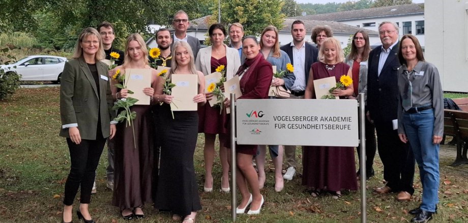 Nach dreijähriger Ausbildung das Examen in der Tasche: Unser Foto zeigt (von links) Schulleiterin Karen Heipel, Mike Großhable, Larissa Sorg, Malik Turak, Krankenhaus-Geschäftsführer Volker Röhrig, Antonia Schmidt, Sabrina Sitte, Schulleiter Thomas Müller, Kathrin Schmidt, Isabel Liesner, Henrik Seel, stellvertretender Schulleiter, Dozentin Kathrin Roth, Ewelina Heimann, Dozentin Laura Schlauch, Kreisbeigeordneter Hans-Jürgen Schäfer und Klassenlehrerin Susanne Reese.