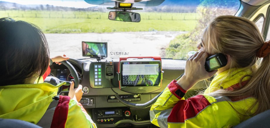 Auf dem Weg zum nächsten Einsatz – mehr als 110-mal mussten die Rettungskräfte an den extrem heißen Tagen im Juni ausrücken.