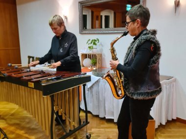 Das Duo Flex à Ton mit Ulrike Schimpf (rechts) und Elke Saller. Sie treten gerade auf und spielen Marimbafon und Saxofon.