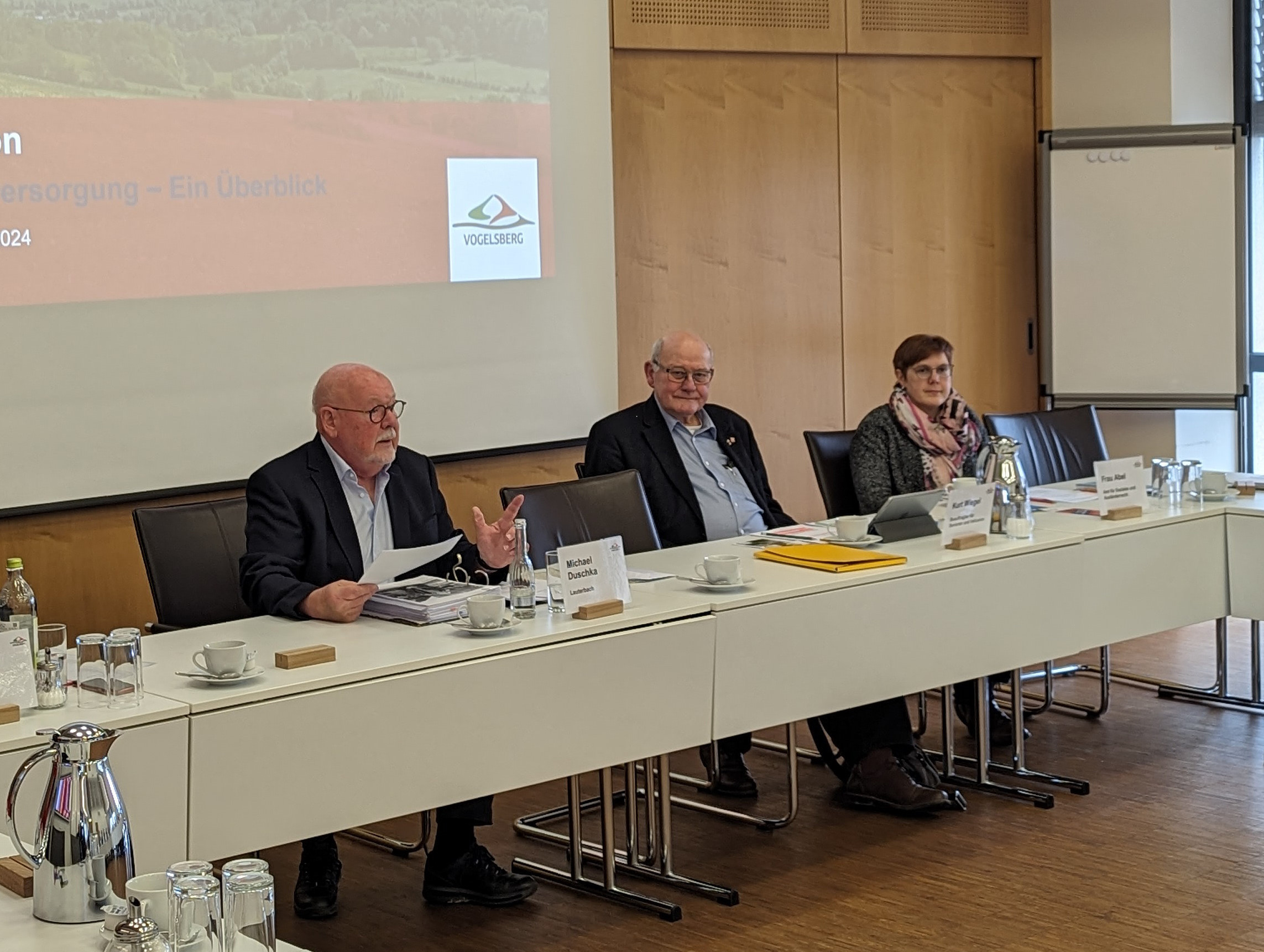 Seniorenbeirats-Vorsitzender Michael Duschka (von links), gemeinsam mit dem Beauftragten für Senioren und Inklusion, Kurt Wiegel, sowie Monique Abel vom Pflegestützpunkt des Vogelsbergkreises. 