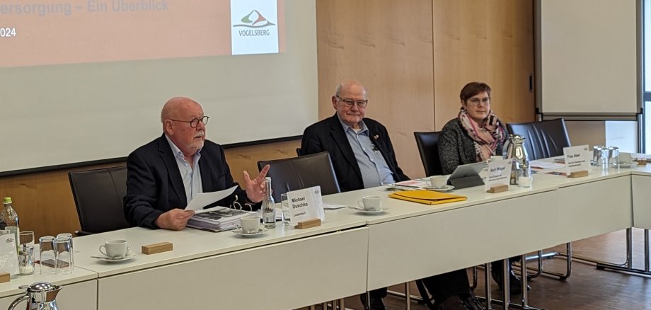 Seniorenbeirats-Vorsitzender Michael Duschka (von links), gemeinsam mit dem Beauftragten für Senioren und Inklusion, Kurt Wiegel, sowie Monique Abel vom Pflegestützpunkt des Vogelsbergkreises. 