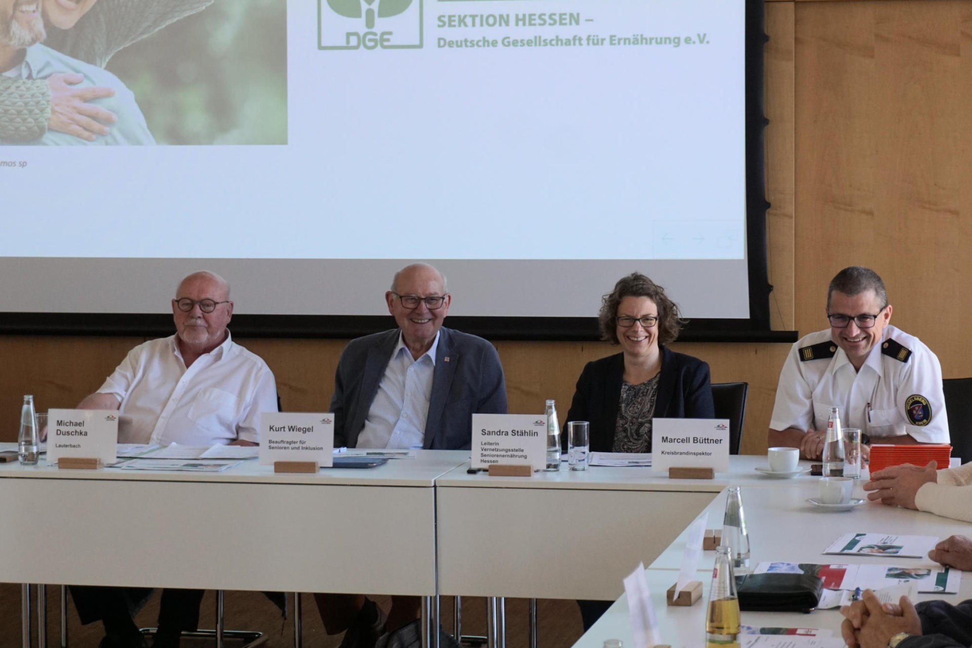 Der Vorsitzende des Seniorenbeirats Michael Duschka (von links), gemeinsam mit Kurt Wiegel, Beauftragter des Vogelsbergkreises für Senioren und Inklusion, Sandra Stählin von der Vernetzungsstelle Seniorenernährung Hessen und Marcell Büttner, Kreisbrandinspektor und Leiter des Amtes für Gefahrenabwehr.