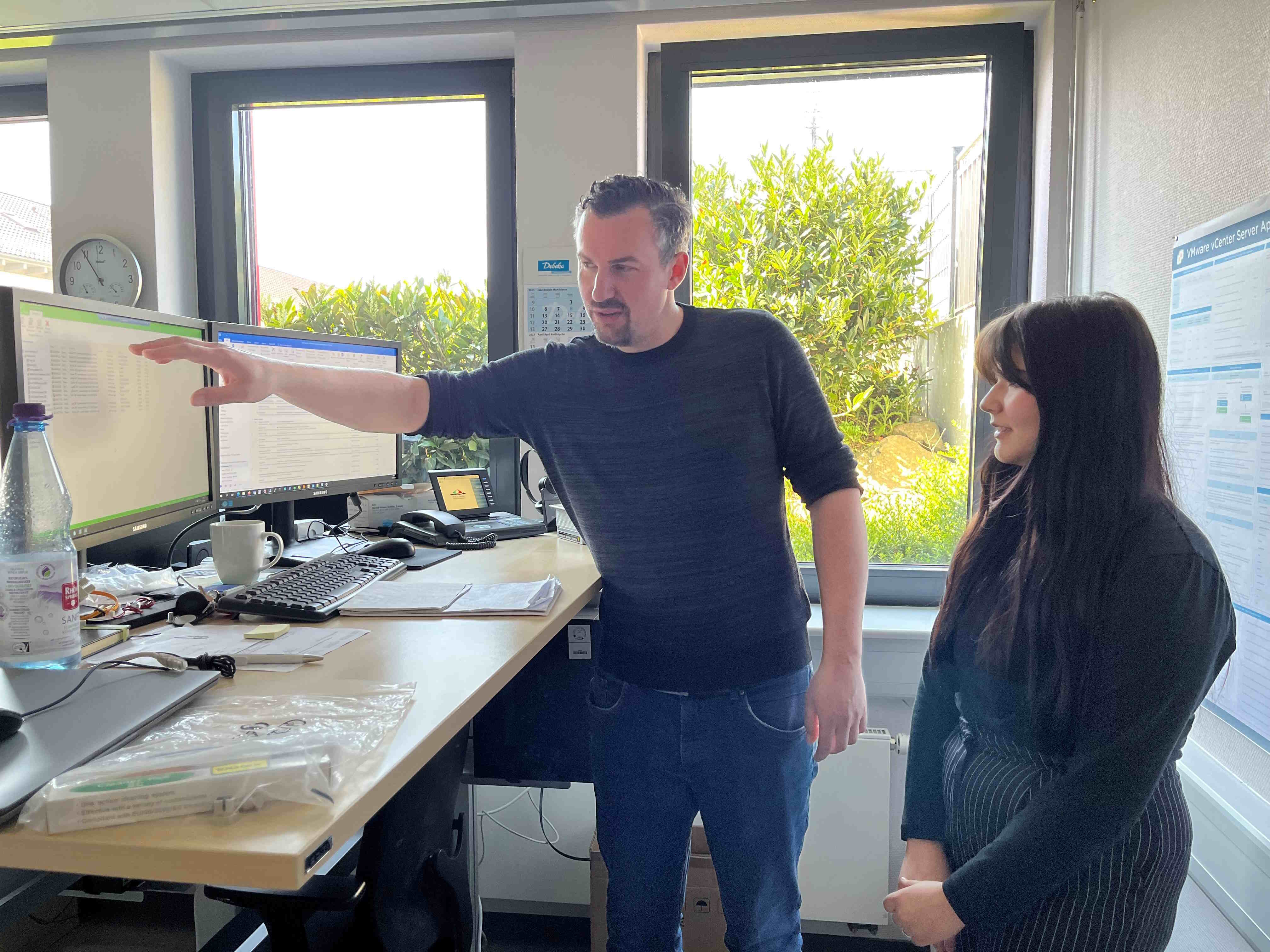 EDV-Mitarbeiter Michael Struppe erklärt und zeigt Schülerin Ida Schneider, was genau die Arbeit der EDV in der Kreisverwaltung beinhaltet.