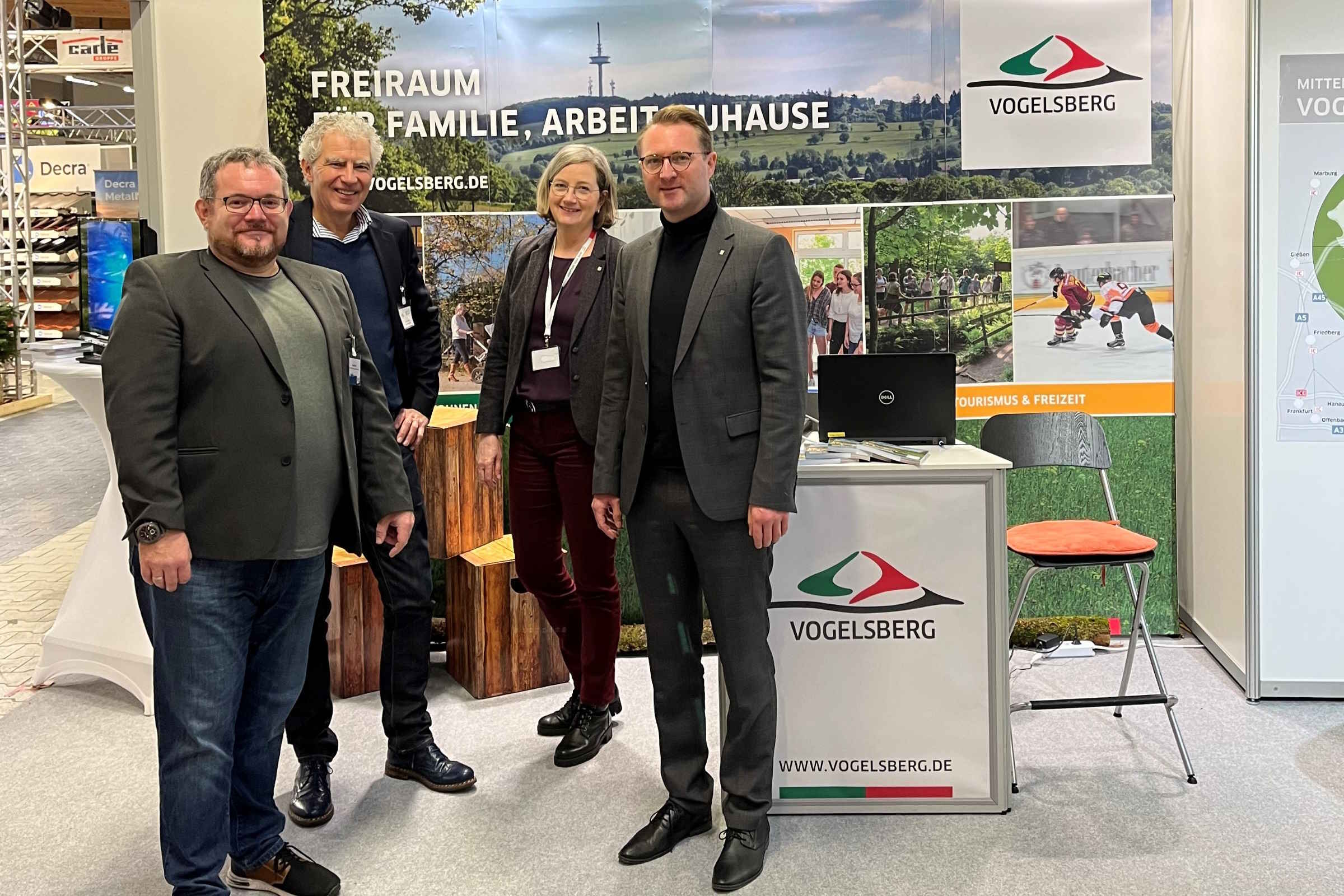 Eine Kreisverwaltung auf einer BauMesse: Am Wochenende wird das Team aus dem Amt für Wirtschaft und ländlicher Raum wieder für das Gesamtpaket Vogelsberg werben – wie hier auf einem Foto aus dem Jahr 2023. Damals waren neben Dr. Jens Mischak auch Andrea Ortstadt und Lorenz Kock sowie der Wirtschaftsförderer der Stadt Alsfeld, Uwe Eifert (von rechts), vor Ort.