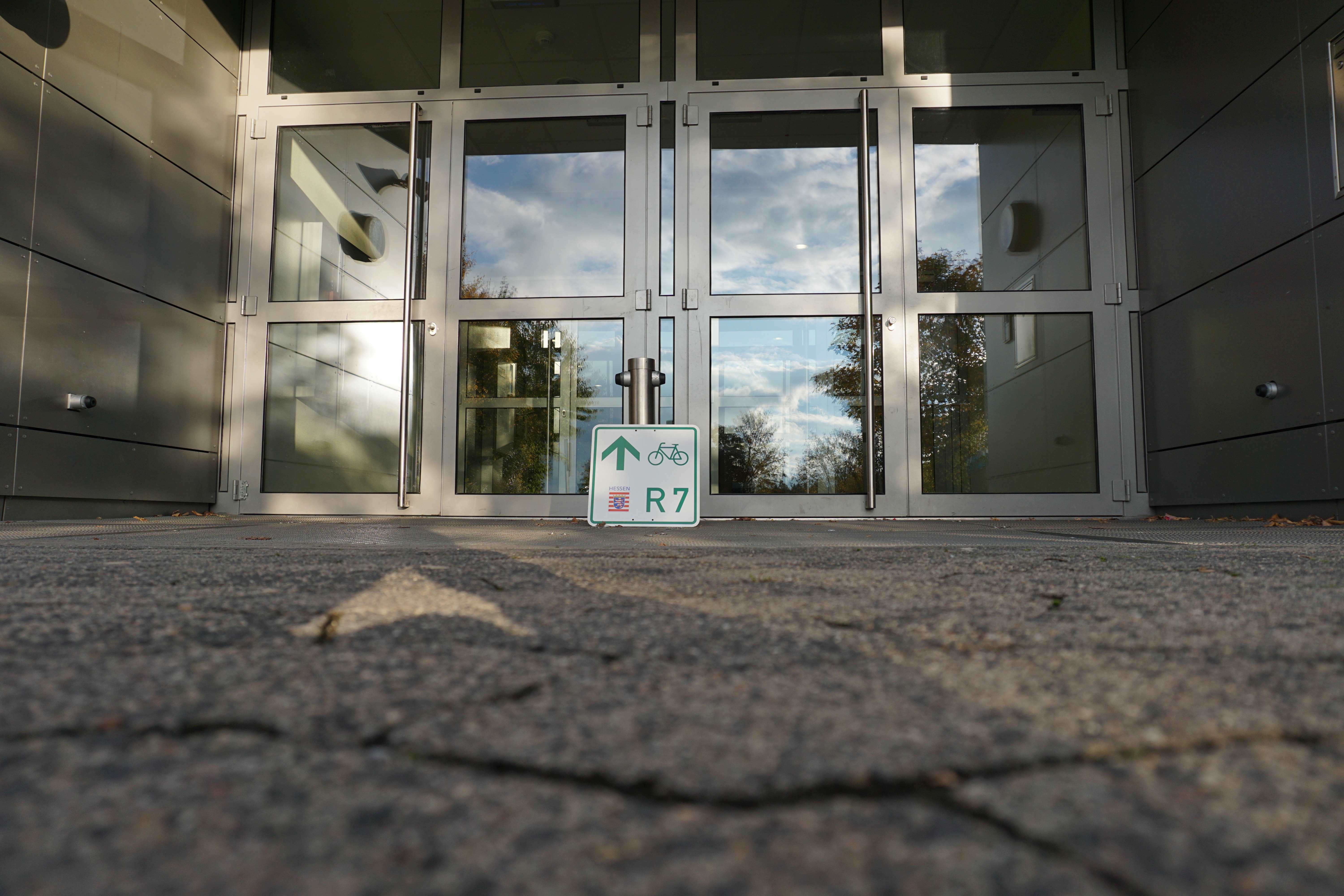 Ein Blick auf den Eingangsbereich der Schule an der Wascherde.
