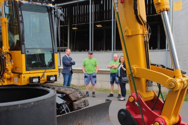 Gemeinsam mit dem Ersten Kreisbeigeordneten Dr. Jens Mischak (Erster von links) ist Anja Püchner (von rechts), Leiterin des Amtes für Wirtschaft und den ländlichen Raum, zu Besuch auf dem Brückenwiesenhof. Klaus und Andreas Löffler erläutern bei einem Rundgang über den Betrieb die Arbeitsschwerpunkte.