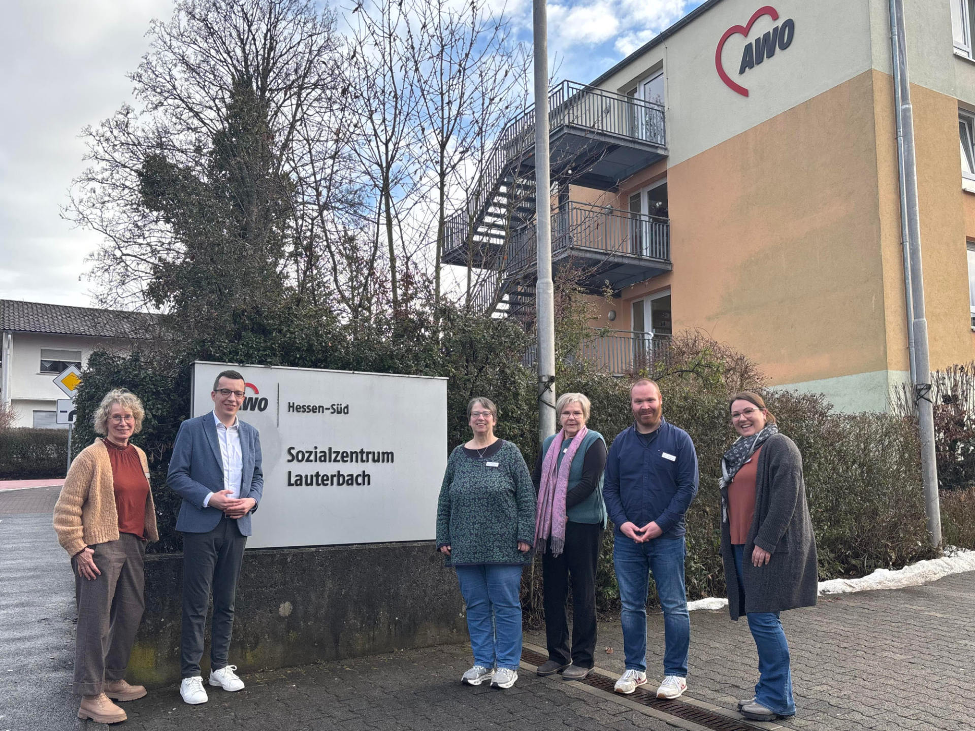 Der Erste Kreisbeigeordnete und Sozialdezernent Patrick Krug (zweiter von links) beim Besuch am AWO-Sozialzentrum am Bilsteinweg in Lauterbach. Dort trifft er die Einrichtungsleitung Sylvia Motz-Sattler (von links), Silvia Bergmann aus der Verwaltung, Serviceleitung Heidrun Wittmann, Pflegedienstleiter Christoph von Keitz, und Sozialdienstleitung Loreen Reul zum Gespräch.