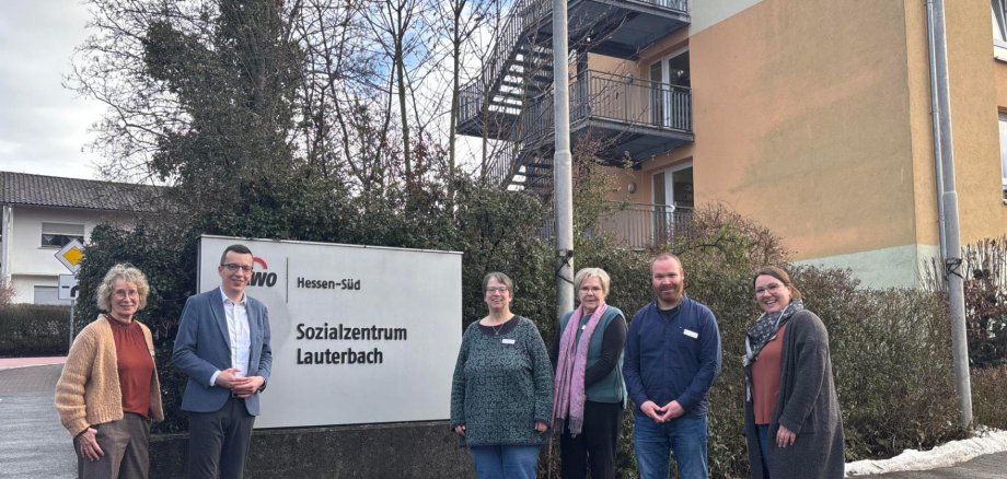 Der Erste Kreisbeigeordnete und Sozialdezernent Patrick Krug (zweiter von links) beim Besuch am AWO-Sozialzentrum am Bilsteinweg in Lauterbach. Dort trifft er die Einrichtungsleitung Sylvia Motz-Sattler (von links), Silvia Bergmann aus der Verwaltung, Serviceleitung Heidrun Wittmann, Pflegedienstleiter Christoph von Keitz, und Sozialdienstleitung Loreen Reul zum Gespräch.