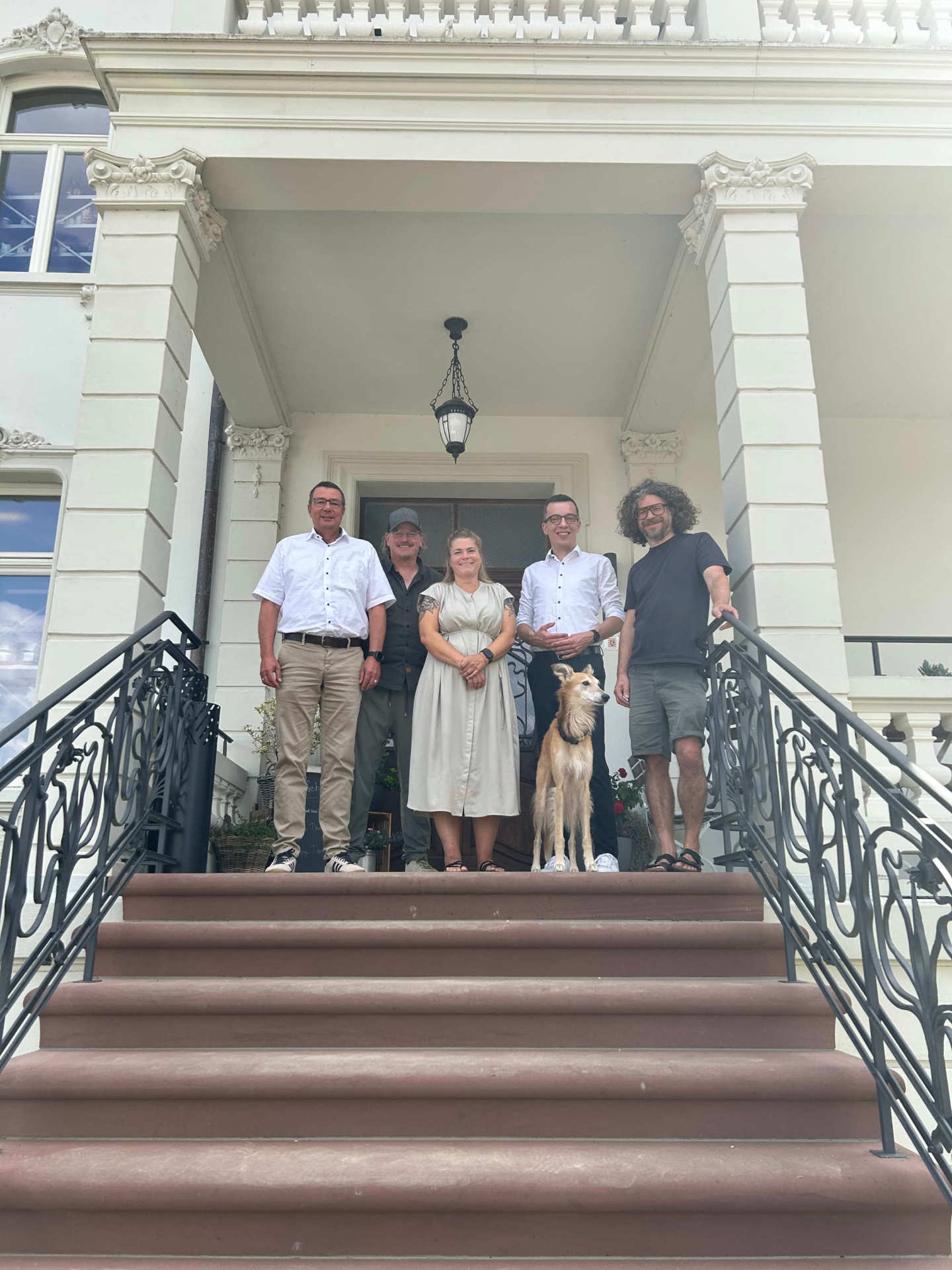 Erster Kreisbeigeordneter Patrick Krug (Zweiter von rechts) und Harald Raschel von der KVA (links) besprechen beim Besuch der Villa Raab mit den beiden Geschäftsführern Nico Döring (rechts) und Andreas Otterbein (Zweiter von links) sowie Sarah Steidl (Personalabteilung) auch das Thema Fachkräftesicherung.