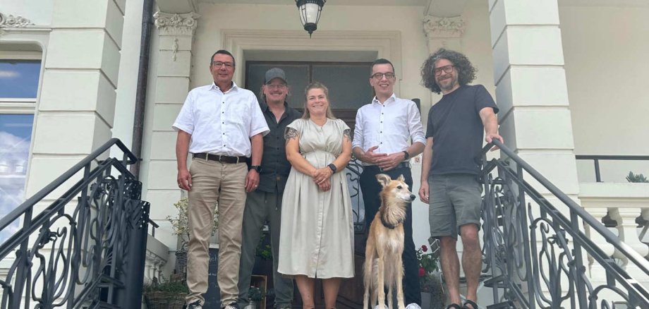 Erster Kreisbeigeordneter Patrick Krug (Zweiter von rechts) und Harald Raschel von der KVA (links) besprechen beim Besuch der Villa Raab mit den beiden Geschäftsführern Nico Döring (rechts) und Andreas Otterbein (Zweiter von links) sowie Sarah Steidl (Personalabteilung) auch das Thema Fachkräftesicherung.