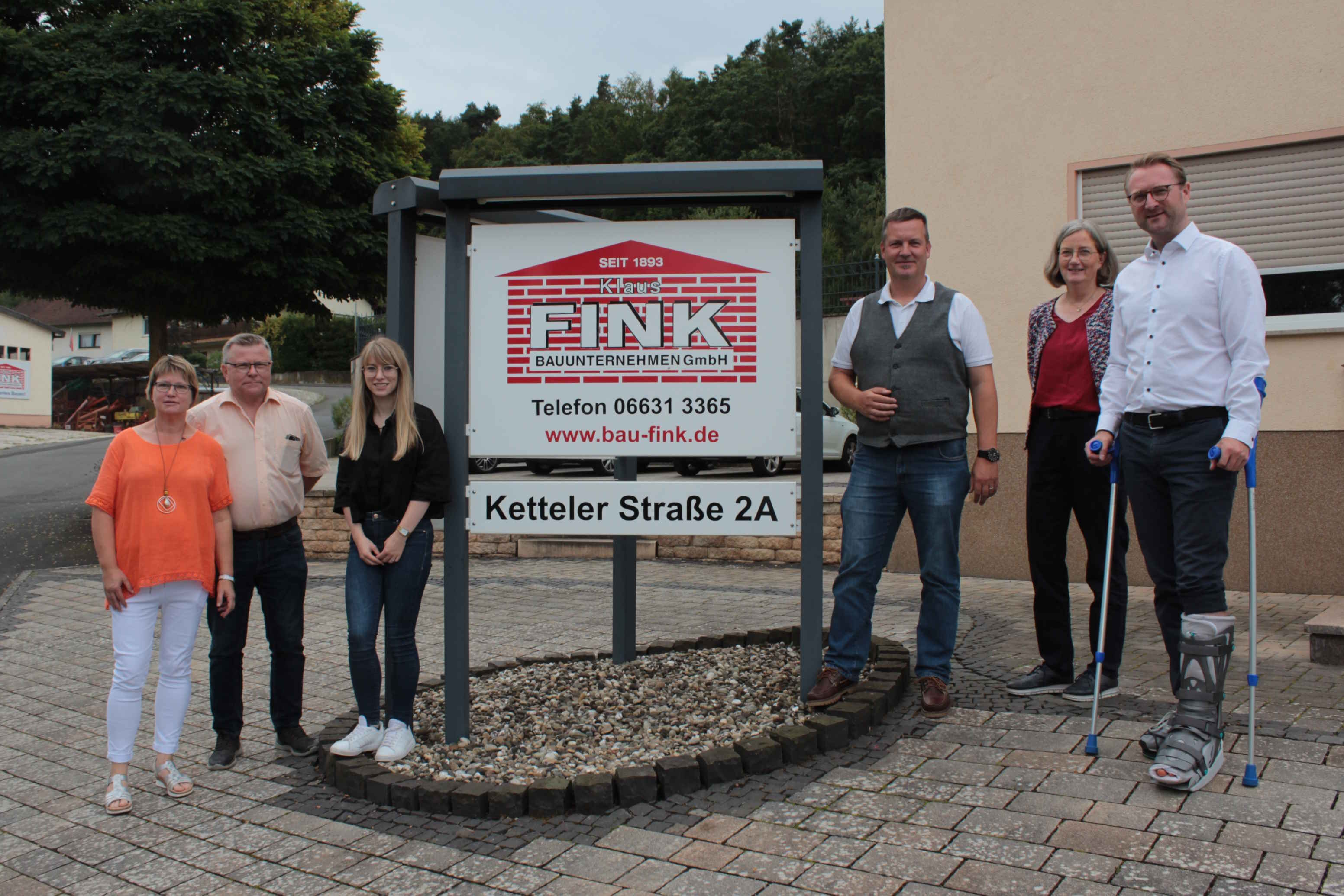 Der erste Firmenbesuch nach der Sommerpause führt den Ersten Kreisbeigeordneten Dr. Jens Mischak gemeinsam mit Andrea Ortstadt von der Wirtschaftsförderung des Kreises und Bürgermeister Dietmar Krist zur Klaus Fink Bauunternehmen GmbH in Ruhlkirchen. Kathrin Fink-Todt, Klaus Fink und Birgit Fink (von rechts) berichten über die derzeitige Lage in der Bauwirtschaft. 