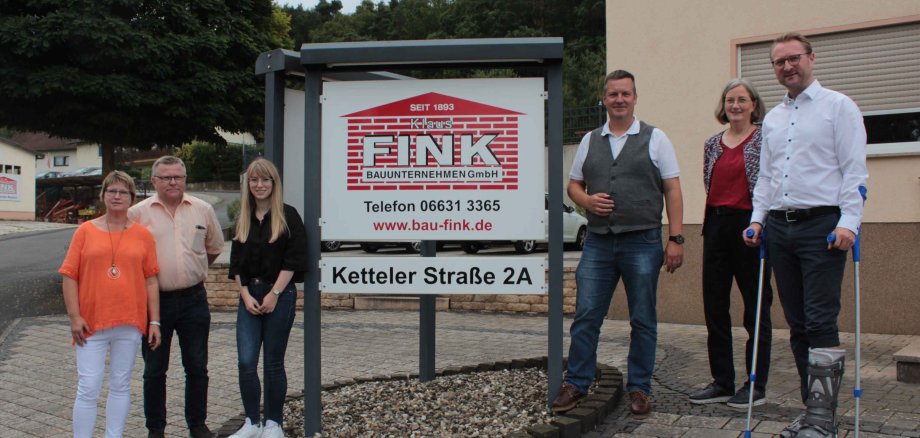 Der erste Firmenbesuch nach der Sommerpause führt den Ersten Kreisbeigeordneten Dr. Jens Mischak gemeinsam mit Andrea Ortstadt von der Wirtschaftsförderung des Kreises und Bürgermeister Dietmar Krist zur Klaus Fink Bauunternehmen GmbH in Ruhlkirchen. Kathrin Fink-Todt, Klaus Fink und Birgit Fink (von rechts) berichten über die derzeitige Lage in der Bauwirtschaft. 