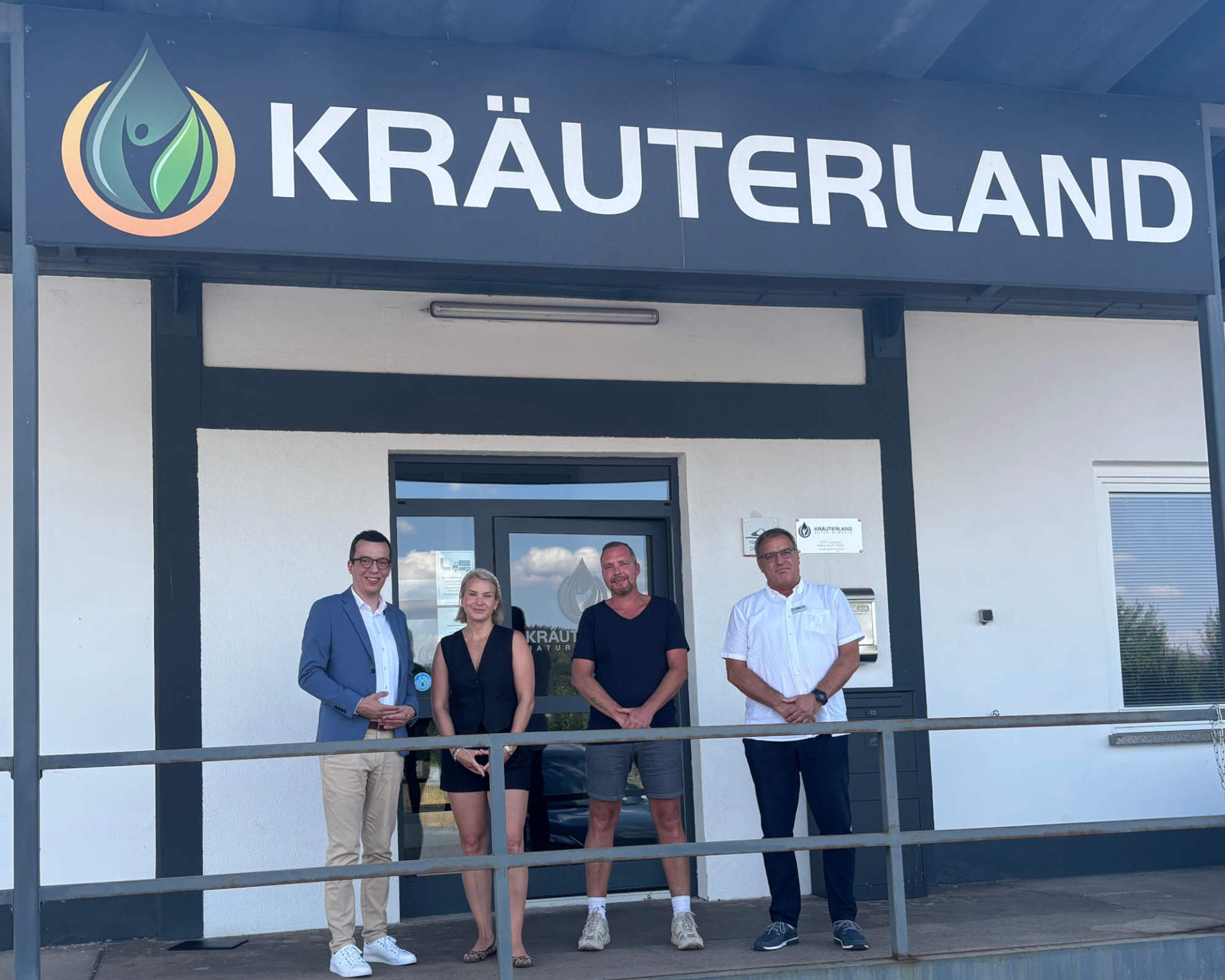 Lubica Bojkunova (zweite von links), Geschäftsführerin der Kräuterland Natur-Ölmühle GmbH, und Betriebsleiter Alexander Mattes (zweiter von rechts) empfangen gemeinsam Patrick Krug (links), Erster Kreisbeigeordneter und Sozialdezernent, und Jens Pietsch vom Arbeitgeberservice der KVA Vogelsbergkreis – Kommunales Jobcenter, an der Kräuterland Natur-Ölmühle in der Spessartstraße in Lauterbach