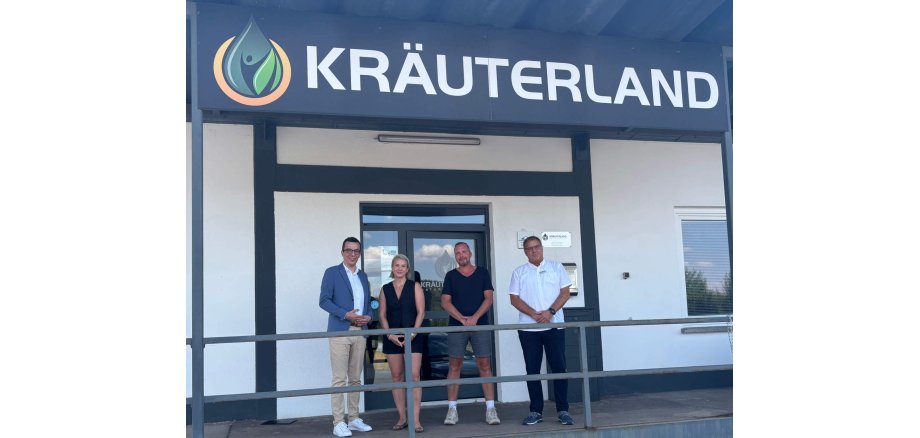 Lubica Bojkunova (zweite von links), Geschäftsführerin der Kräuterland Natur-Ölmühle GmbH, und Betriebsleiter Alexander Mattes (zweiter von rechts) empfangen gemeinsam Patrick Krug (links), Erster Kreisbeigeordneter und Sozialdezernent, und Jens Pietsch vom Arbeitgeberservice der KVA Vogelsbergkreis – Kommunales Jobcenter, an der Kräuterland Natur-Ölmühle in der Spessartstraße in Lauterbach