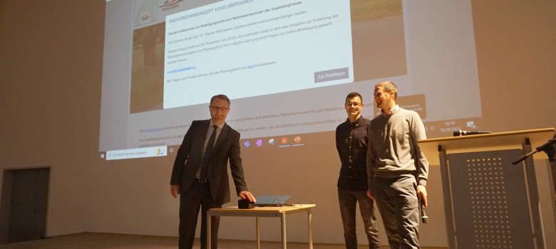 Erster Kreisbeigeordneter Dr. Jens Mischak (links), Geschäftsführer Paul Fremer (rechts) vom Planungsbüro RV-K und Mitarbeiter Erik Drawe geben gemeinsam das Startsignal. 