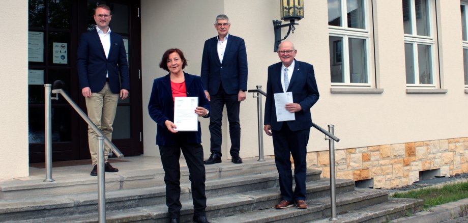 Landrat Manfred Görig (hintere Reihe von rechts) und Erster Kreisbeigeordneter Dr. Jens Mischak begrüßen Kreisbeigeordnete Elisabeth Hillebrand als Beauftragte für Integration und Gleichstellung sowie Kreisbeigeordneten Kurt Wiegel als Beauftragter für Senioren und Inklusion. 