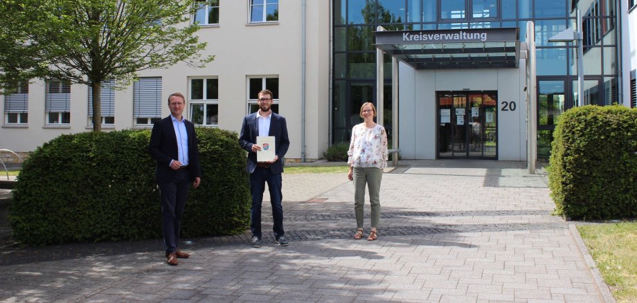 Tom Lukas Horst, frischgebackener Geschäftsführer der SK-Aktivbau GmbH, erhielt von Erstem Kreisbeigeordneten Dr. Jens Mischak und Angelika Boese vom Sachgebiet Dorf- und Regionalentwicklung des Amtes für Wirtschaft und den ländlichen Raum, den LEADER-Förderbescheid. Etwa 63.000 Euro kann der Jung-Unternehmer nun in die Finanzierung der Geschäftsübernahme einplanen.