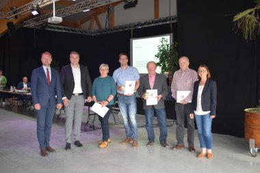 Dr. Jens Mischak (von links), Erster Kreisbeigeordneter, dankt gemeinsam mit Andreas Kornmann, Kreislandwirt, und Anja Püchner (rechts), Amtsleitung AWLR, Gudrun Stumpf (12 Jahre), Mark Habermehl (12 Jahre), Klaus Löffler (18 Jahre), und Hans Werner Lein (12 Jahre) für das langjährige Engagement im Gebietsagrarausschuss. 